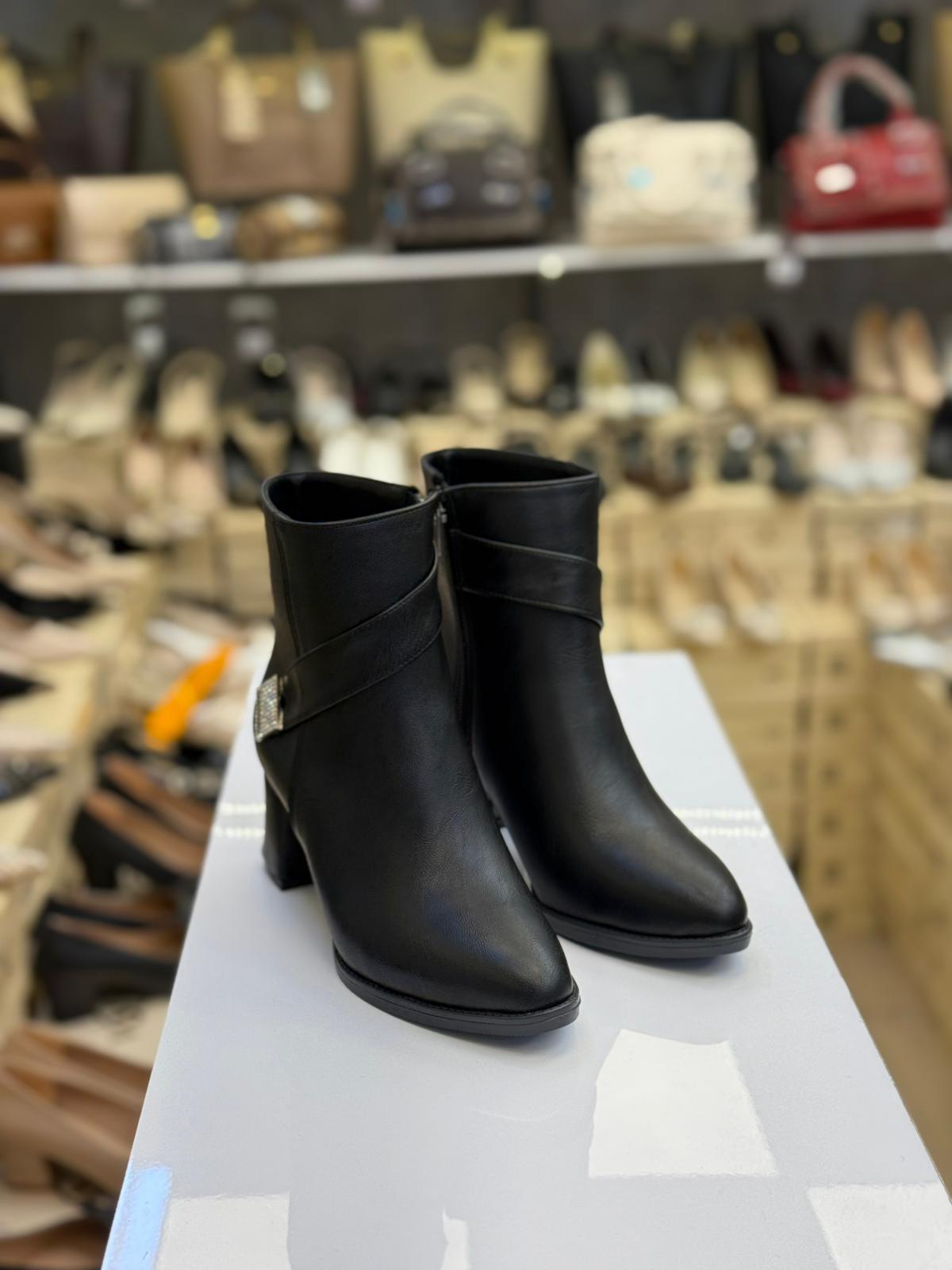 Yandan Tokalı Kadın Bot