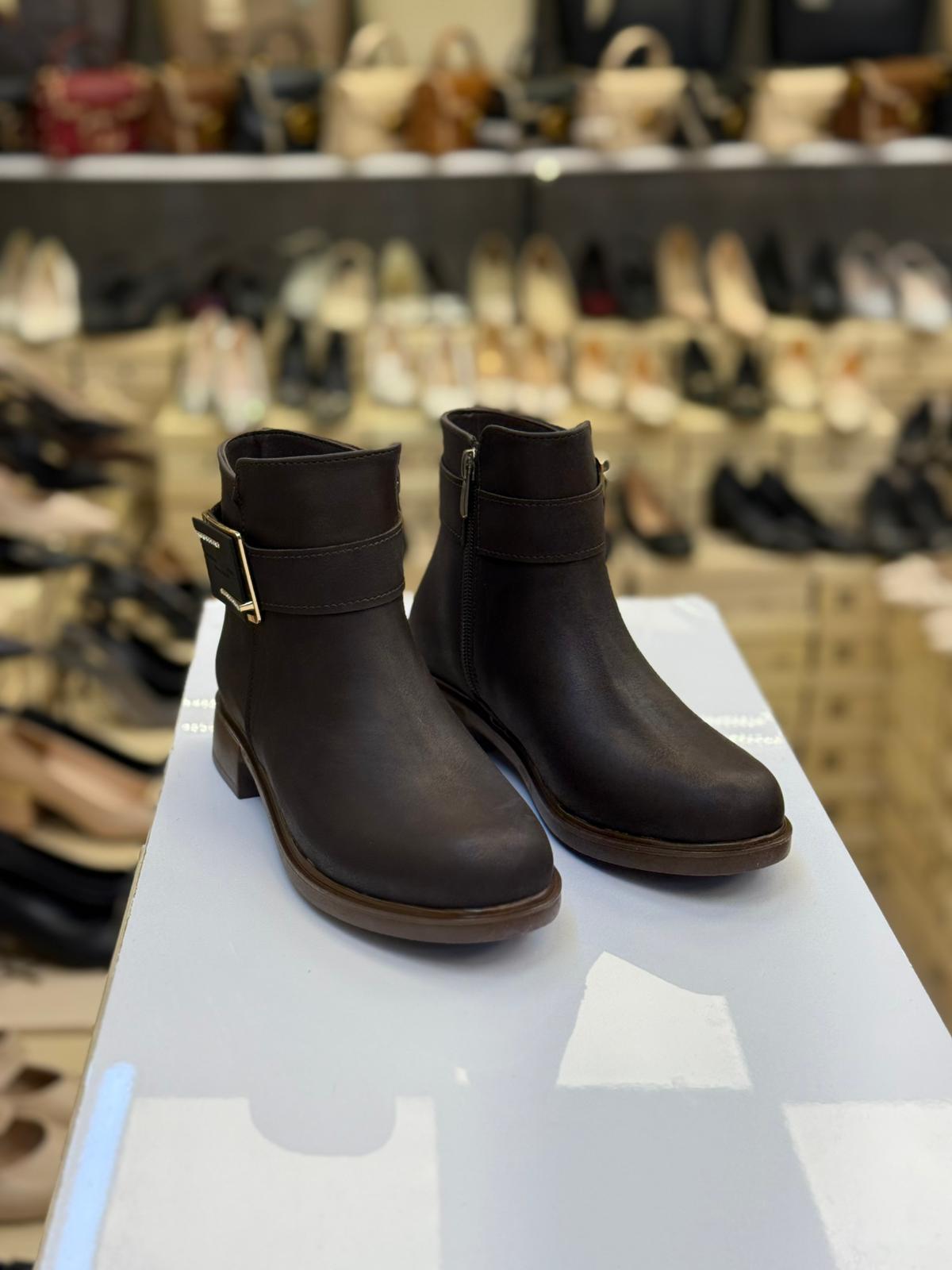 Yanı Taşlı Şık Düz Taban Bot Kahve