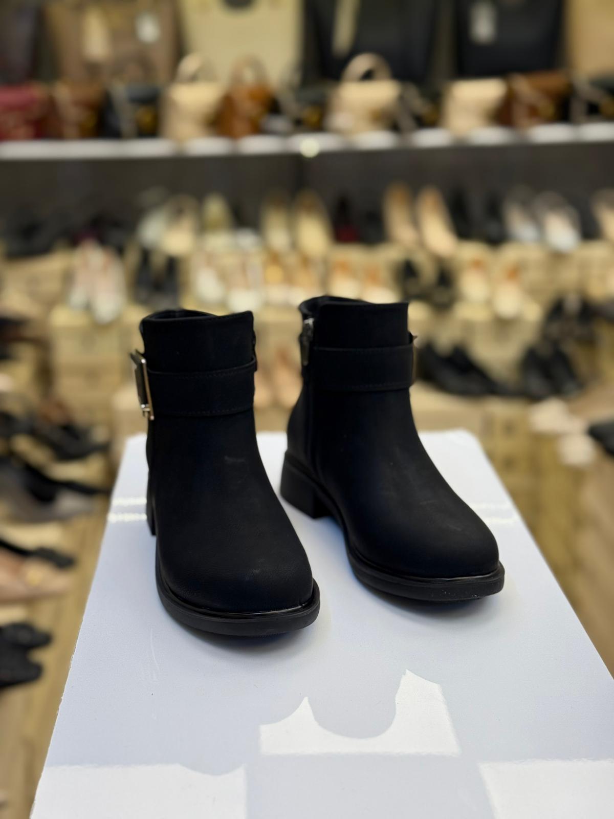 Yanı Tokalı Düz Taban Kadın Bot Siyah