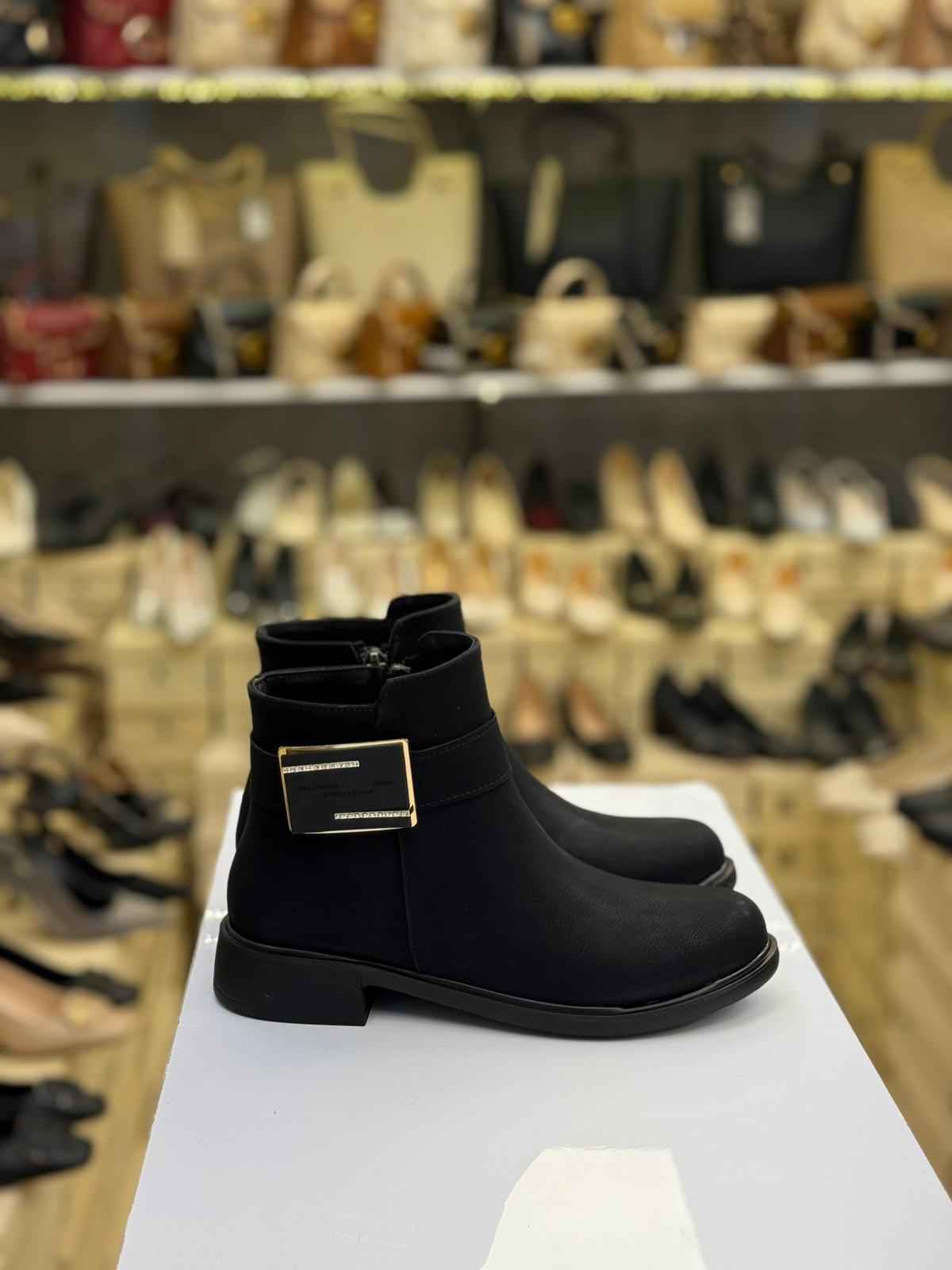 Yanı Tokalı Düz Taban Kadın Bot Siyah