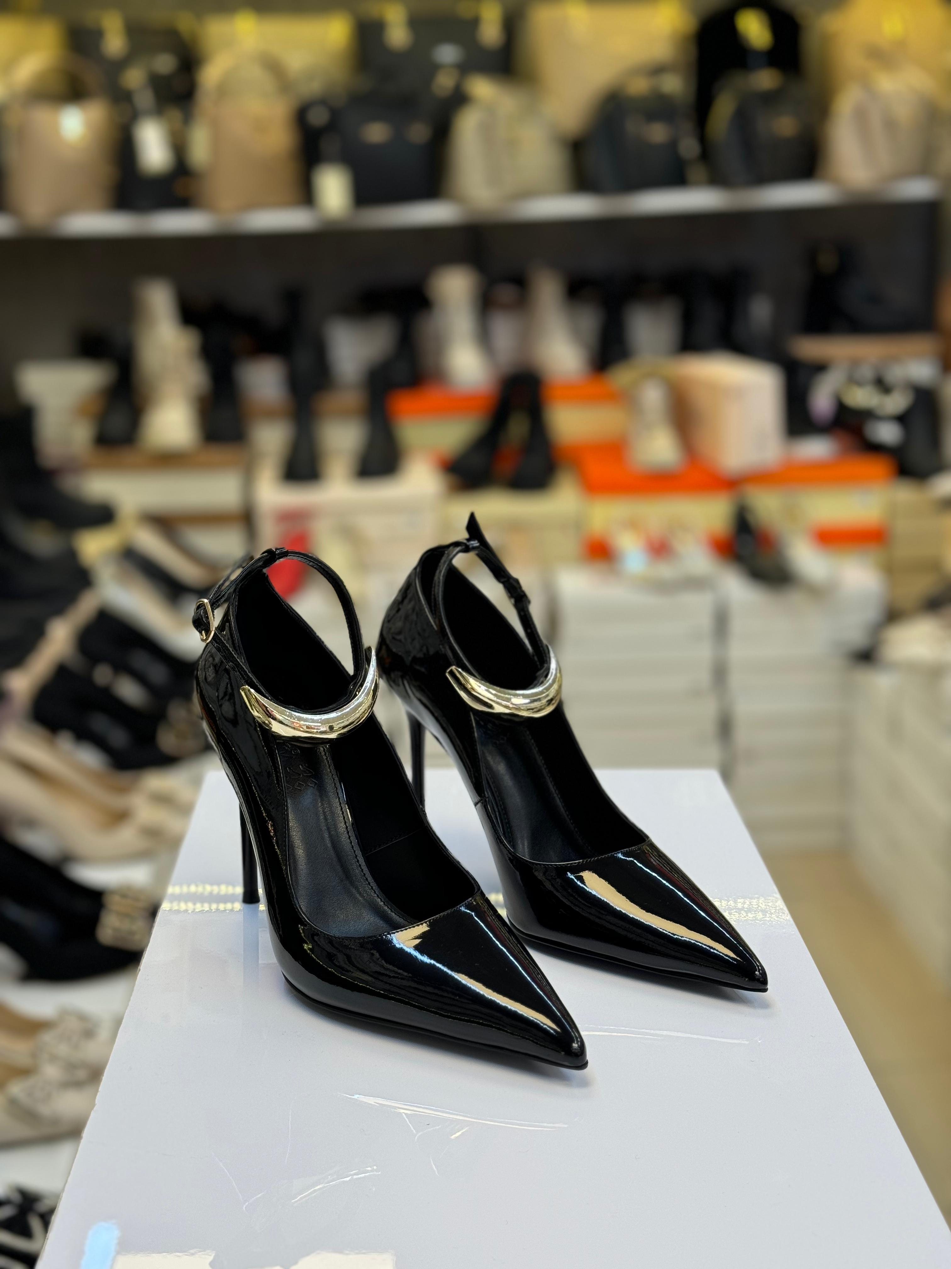 Yüksek İnce Topuklu Siyah Rugan Gold Detaylı Stiletto