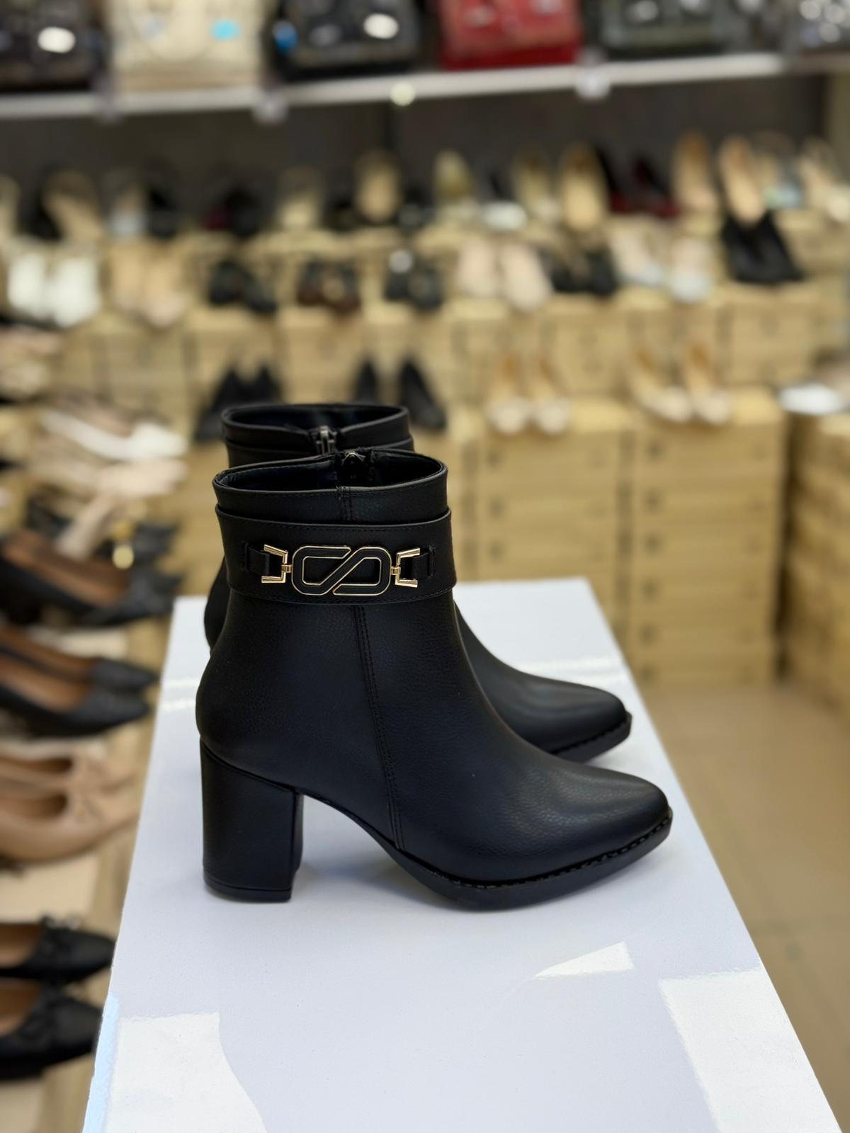 Yüksek Topuk Yandan Tokalı Bot Siyah CC04-SYH