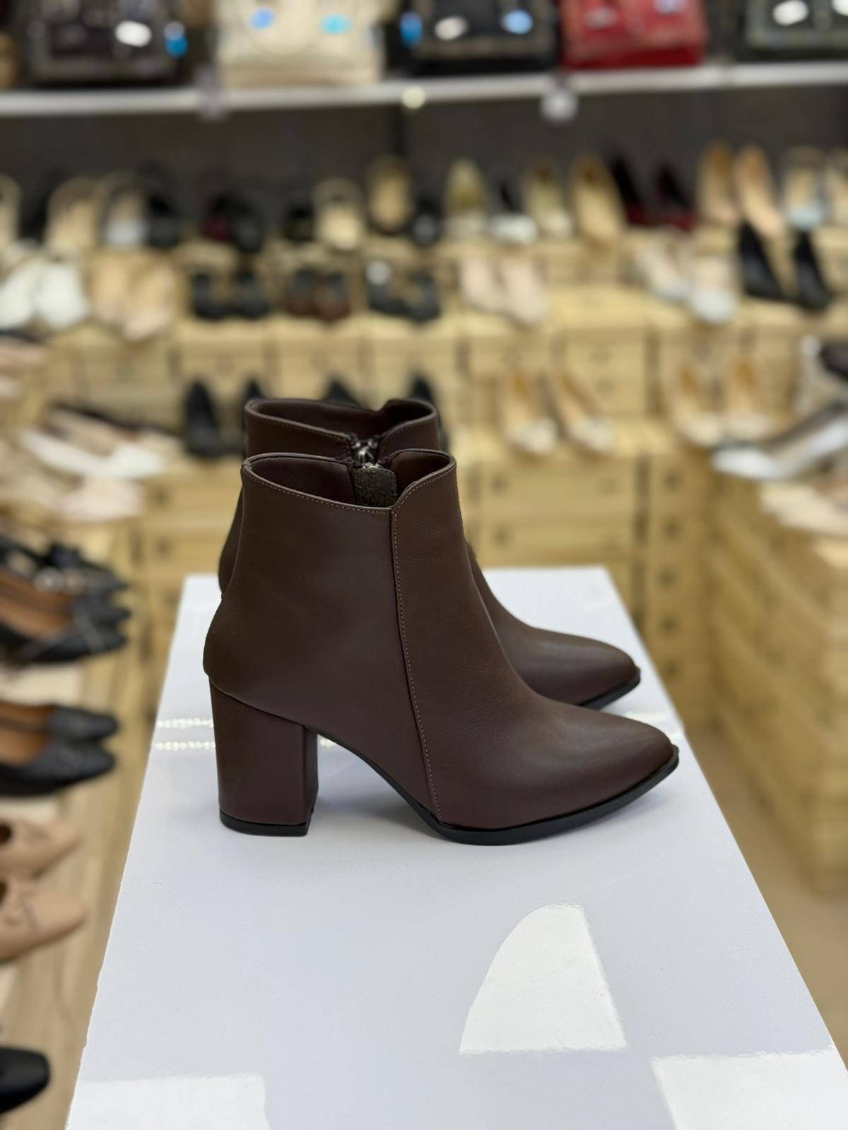 Yüzü Düz Fermuarlı Blok Topuk Kadın Bot Kahve