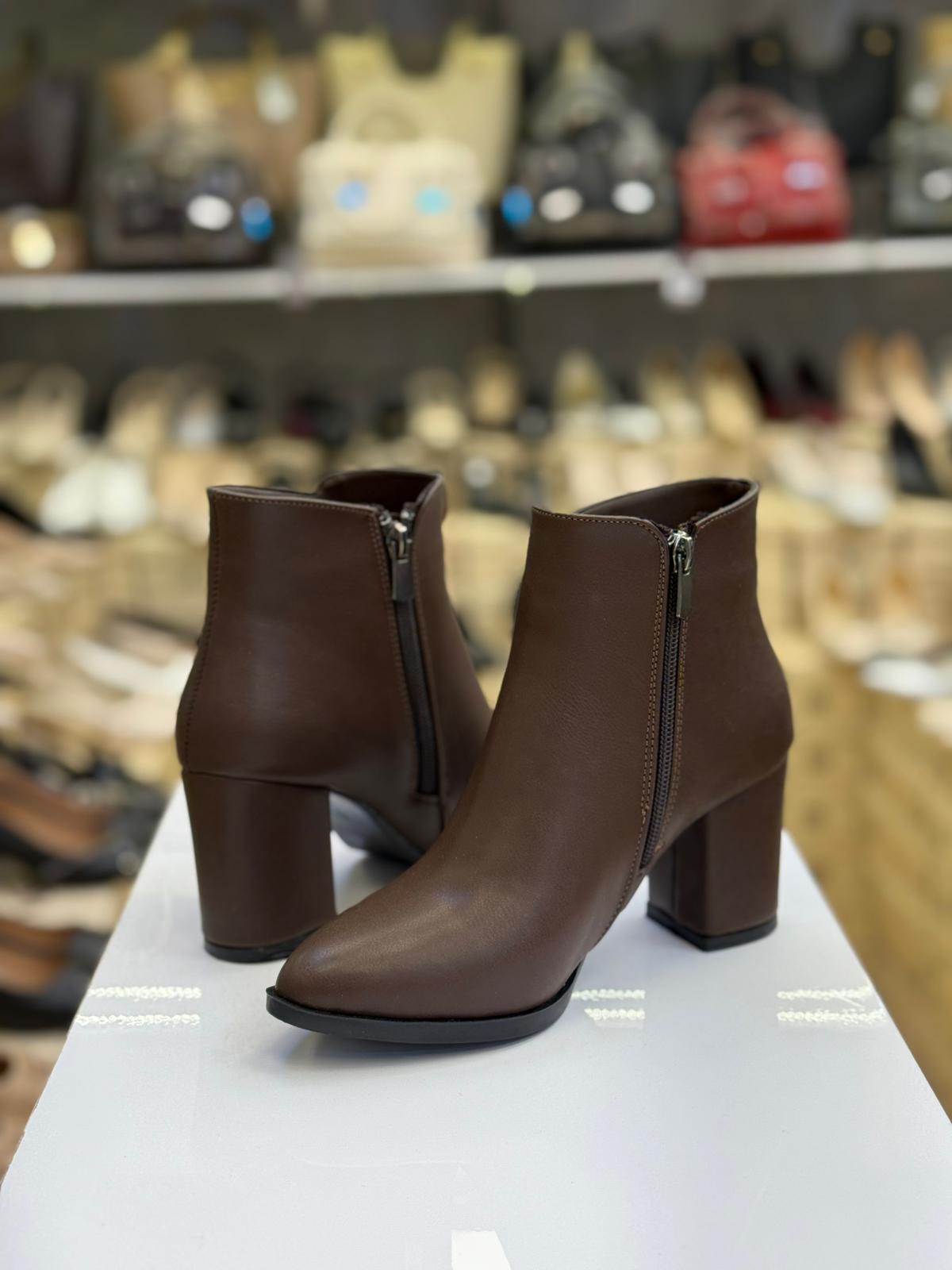 Yüzü Düz Fermuarlı Blok Topuk Kadın Bot Kahve