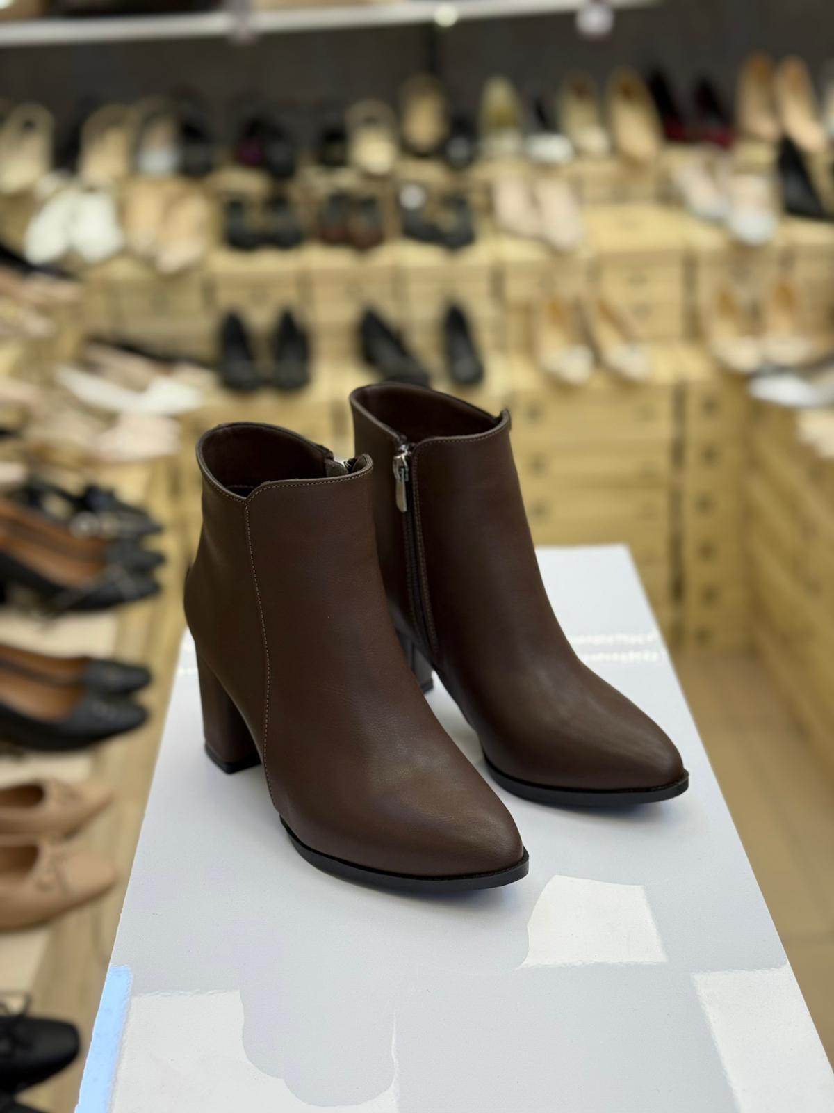 Yüzü Düz Fermuarlı Blok Topuk Kadın Bot Kahve