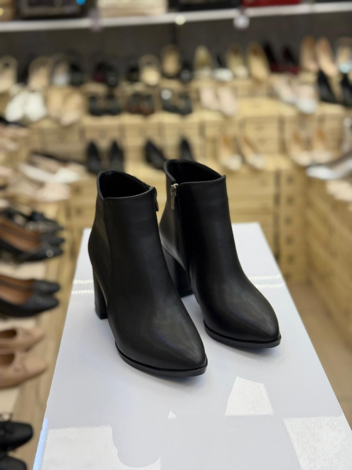 Yüzü Düz Fermuarlı Blok Topuk Kadın Bot