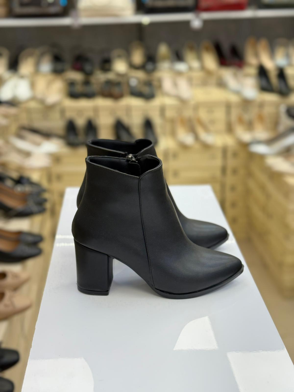 Yüzü Düz Fermuarlı Blok Topuk Kadın Bot