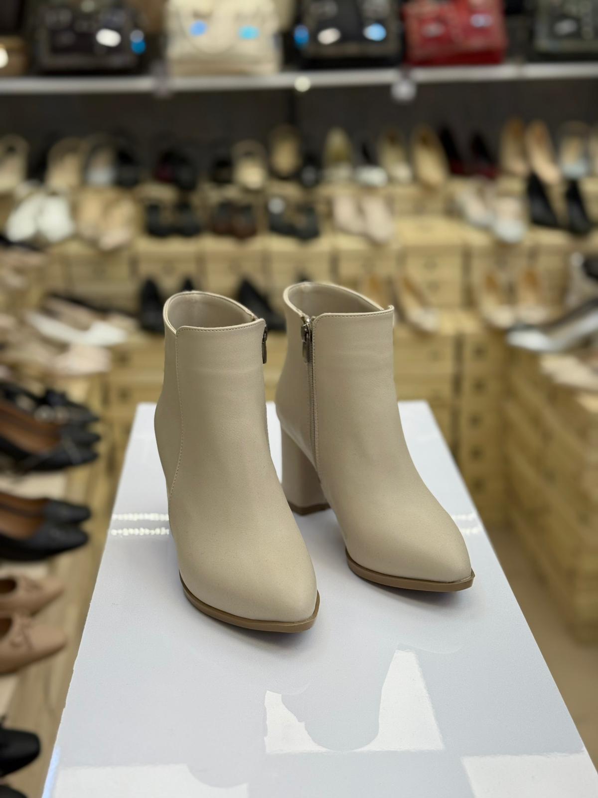 Yüzü Düz Fermuarlı Blok Topuk Kadın Bot