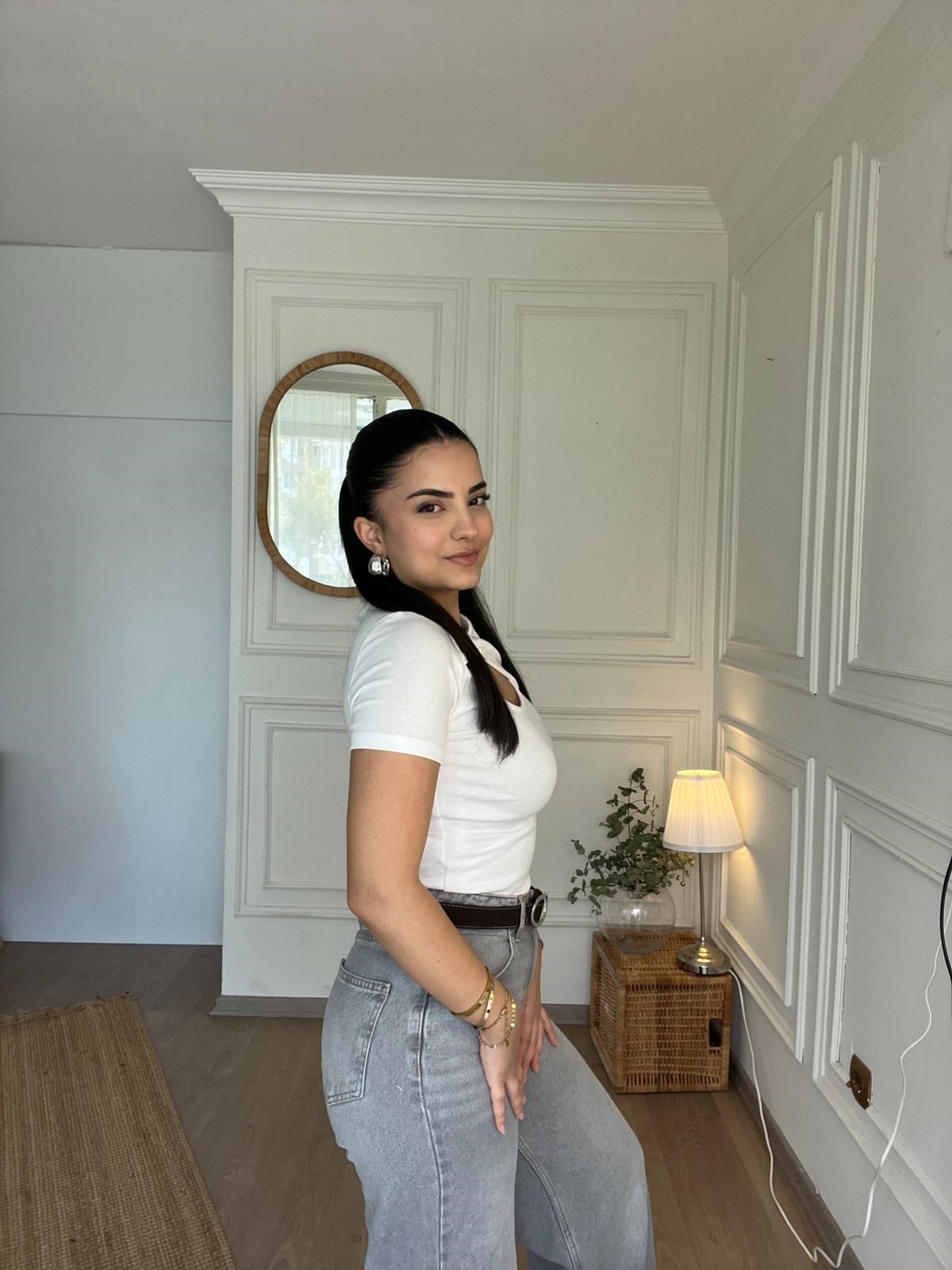  Tokalı Cut Out Detaylı Crop Beyaz