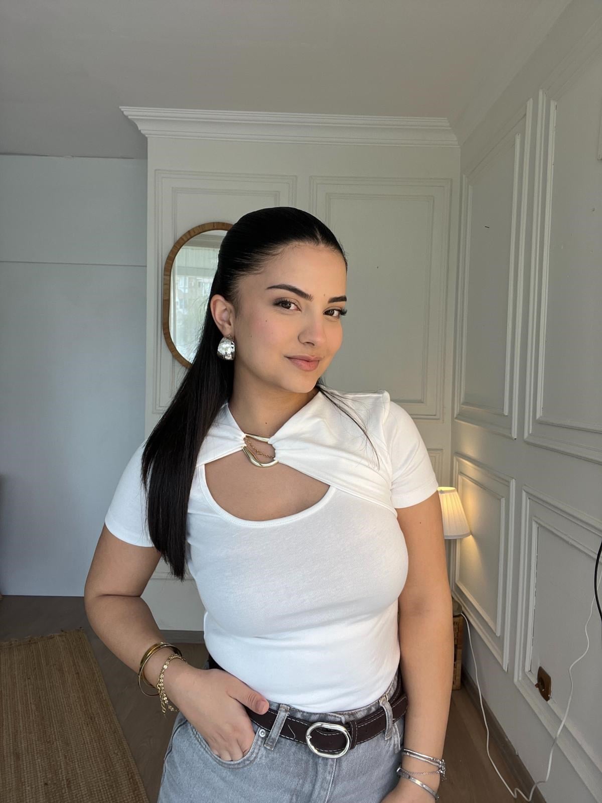  Tokalı Cut Out Detaylı Crop Beyaz