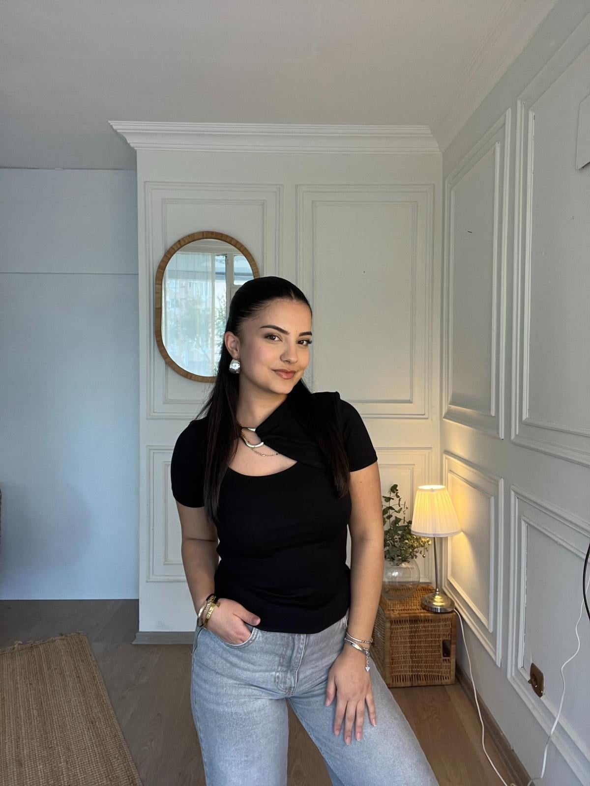  Tokalı Cut Out Detaylı Crop Siyah 