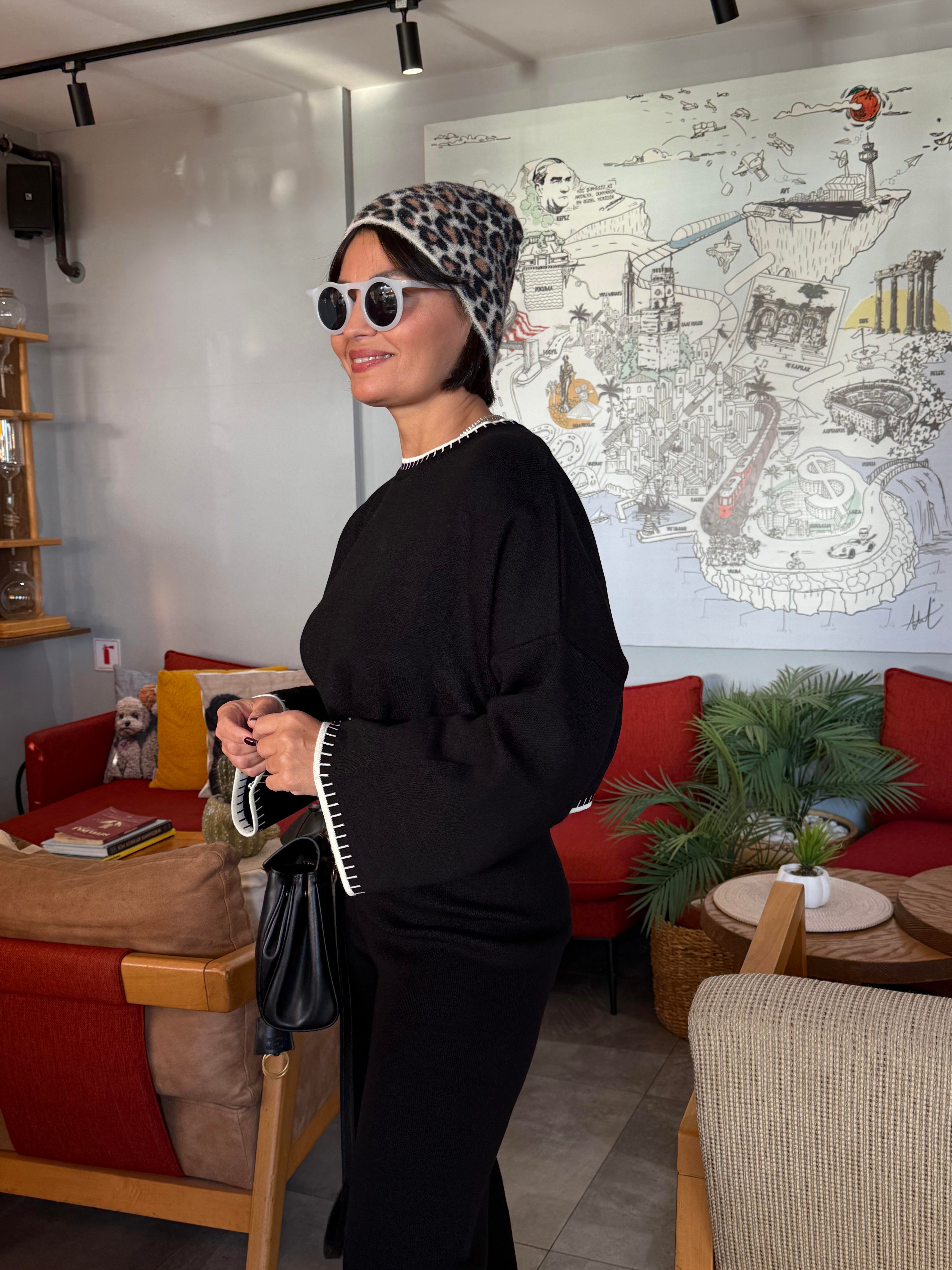 Beyaz Biyeli Triko Takım Siyah