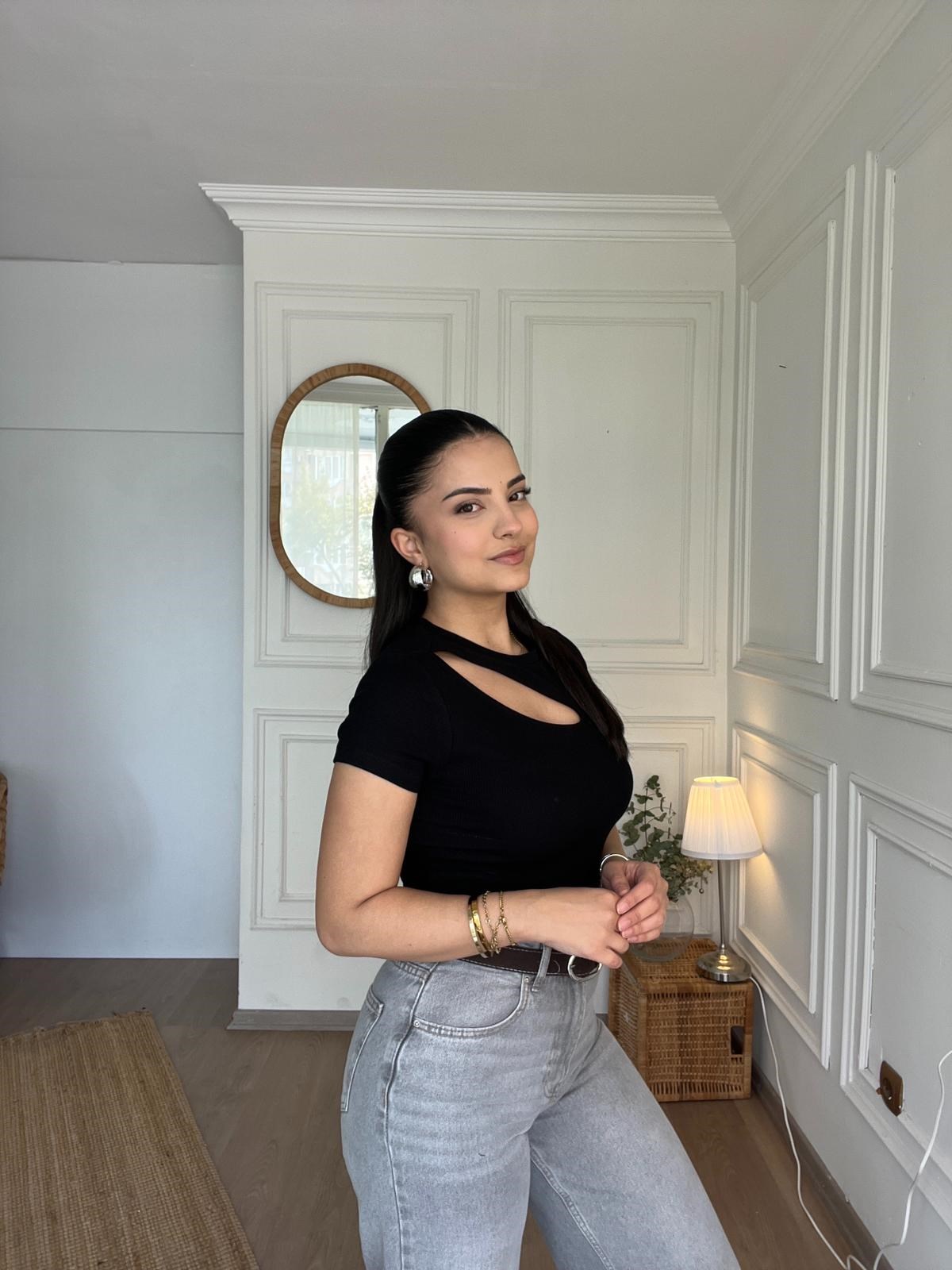 Cut Out Detaylı Crop Siyah