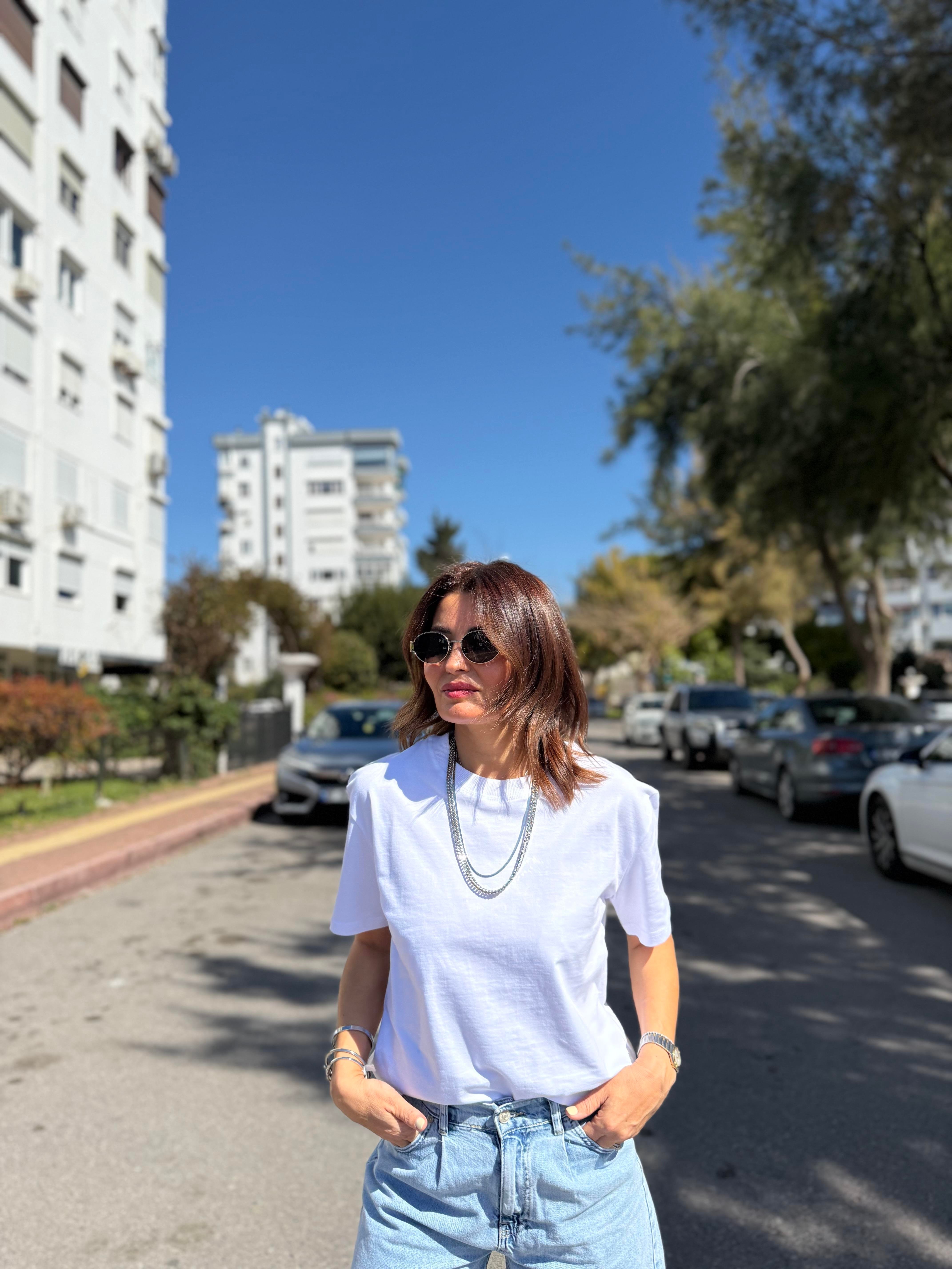 Dekoratif Dikişli Bisiklet Yaka Tişört Beyaz