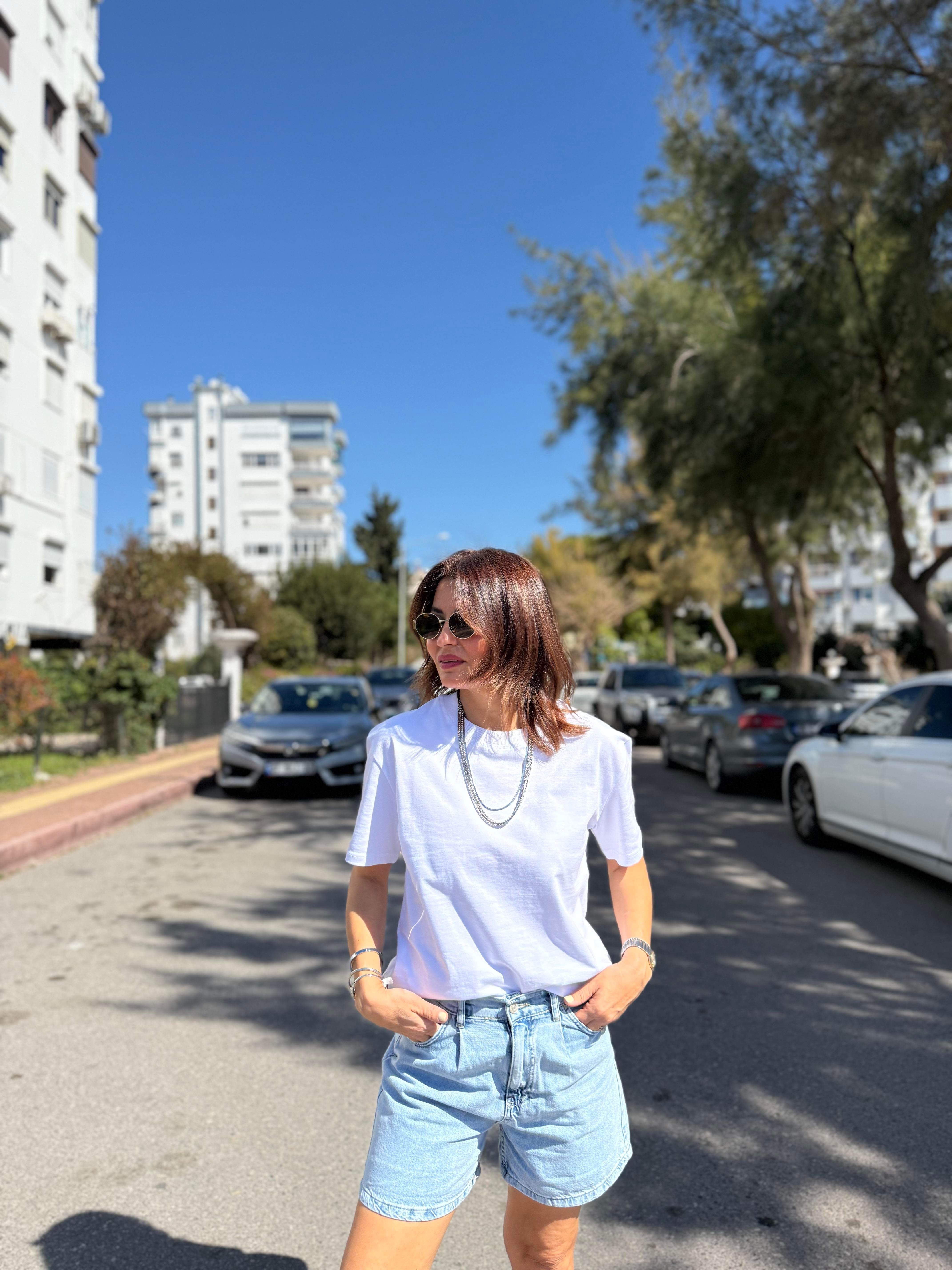 Dekoratif Dikişli Bisiklet Yaka Tişört Beyaz