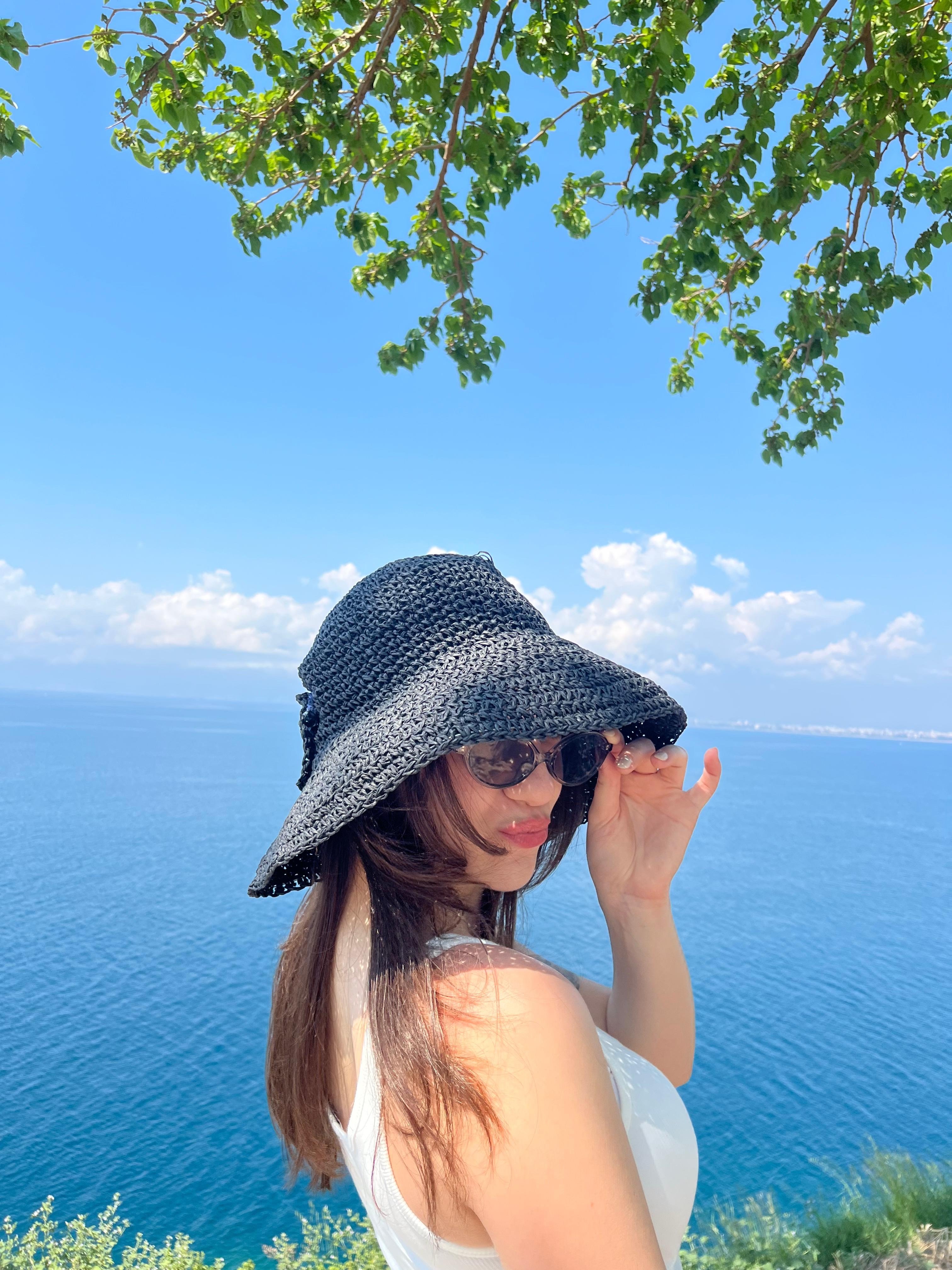 Siyah fiyonklu Şapka