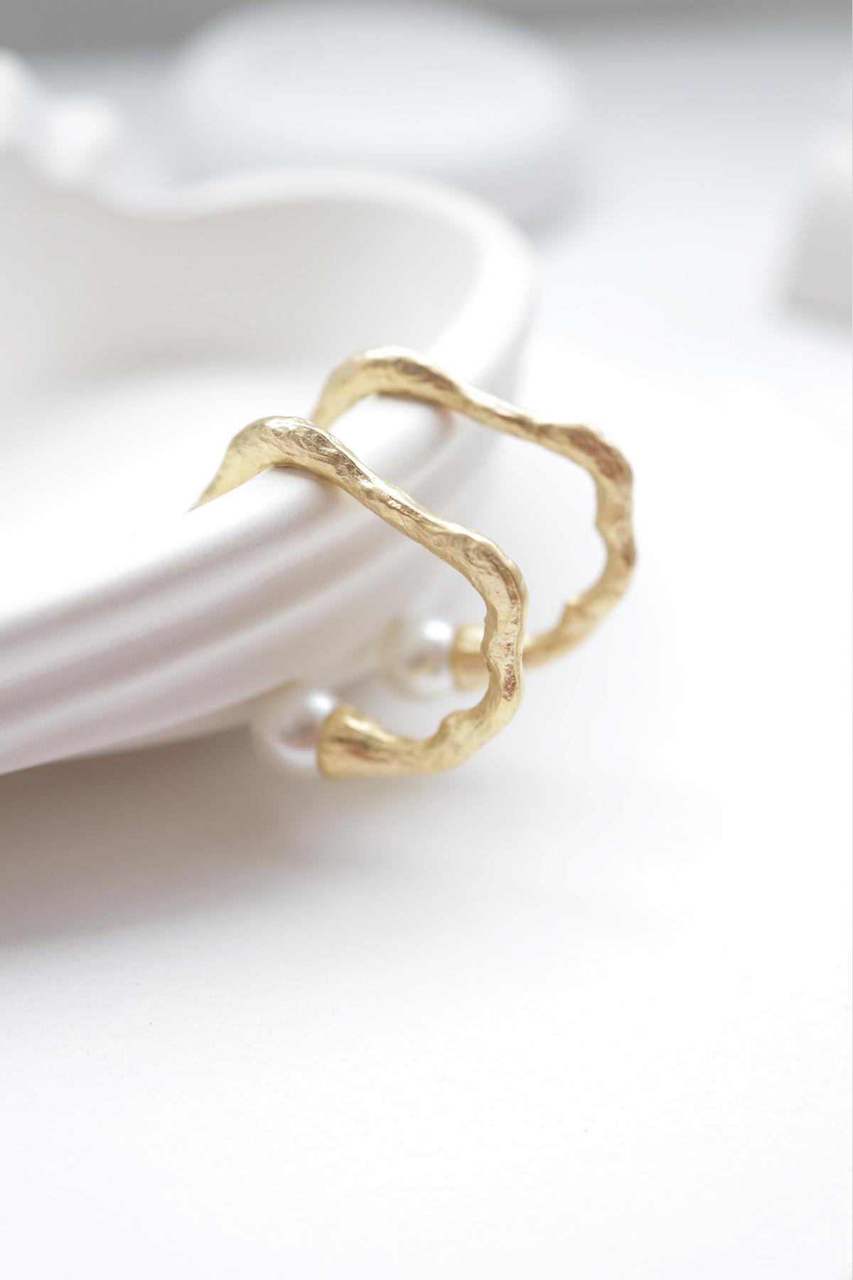 Kıvrımlı İnci Taşlı Mat Gold Küpe