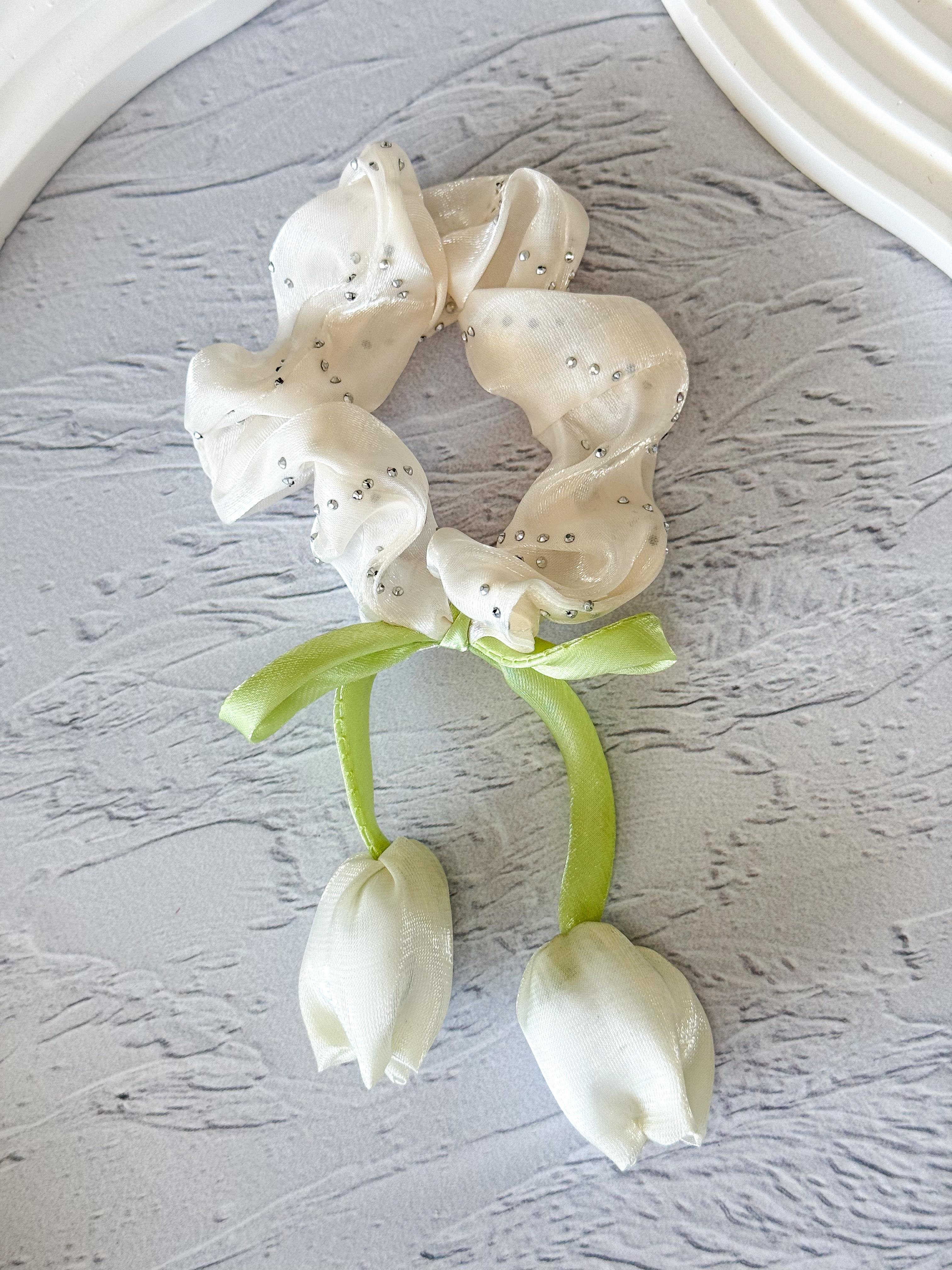 Sallantılı Lale Detaylı Simli Lastik Toka 