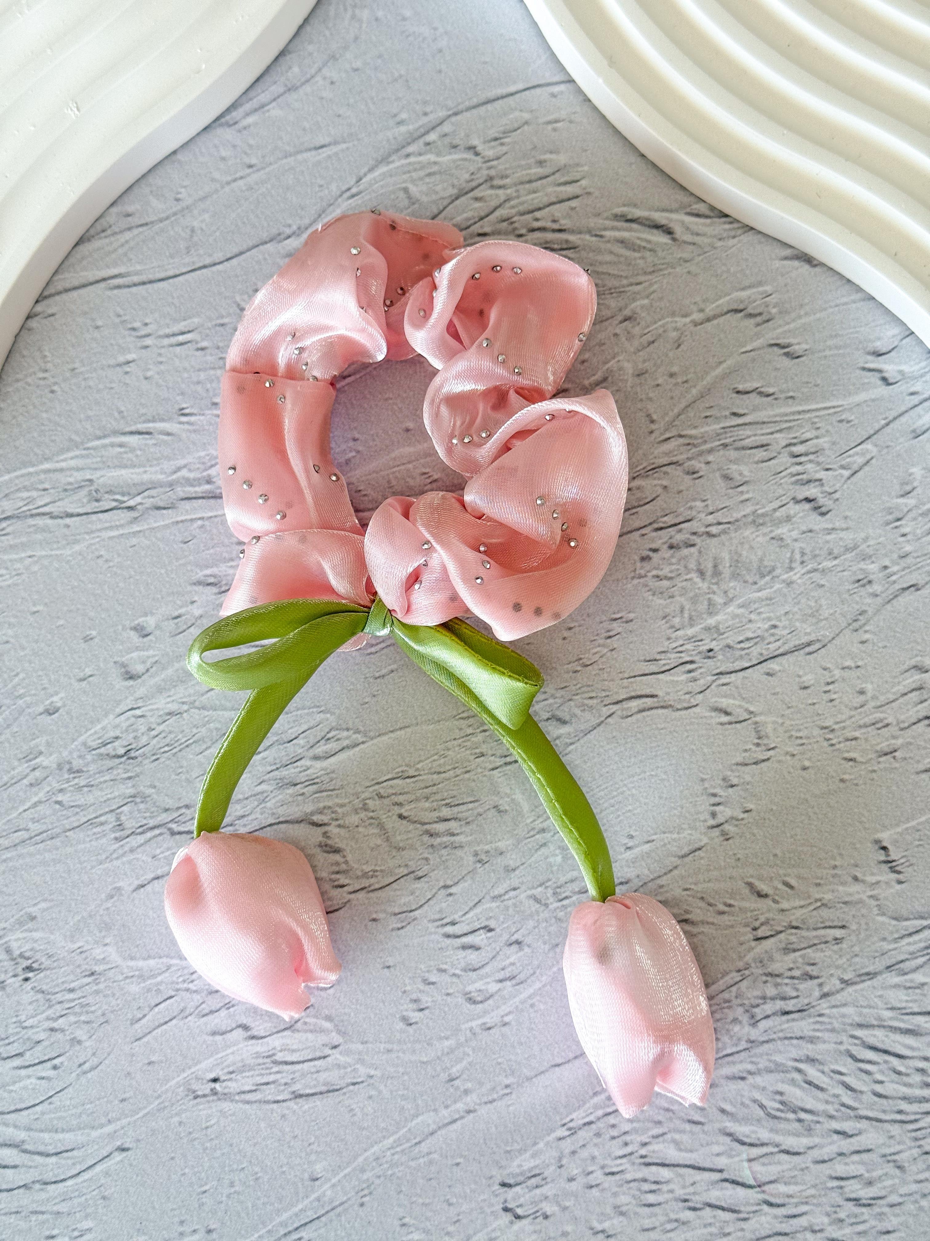 Sallantılı Lale Detaylı Simli Lastik Toka 