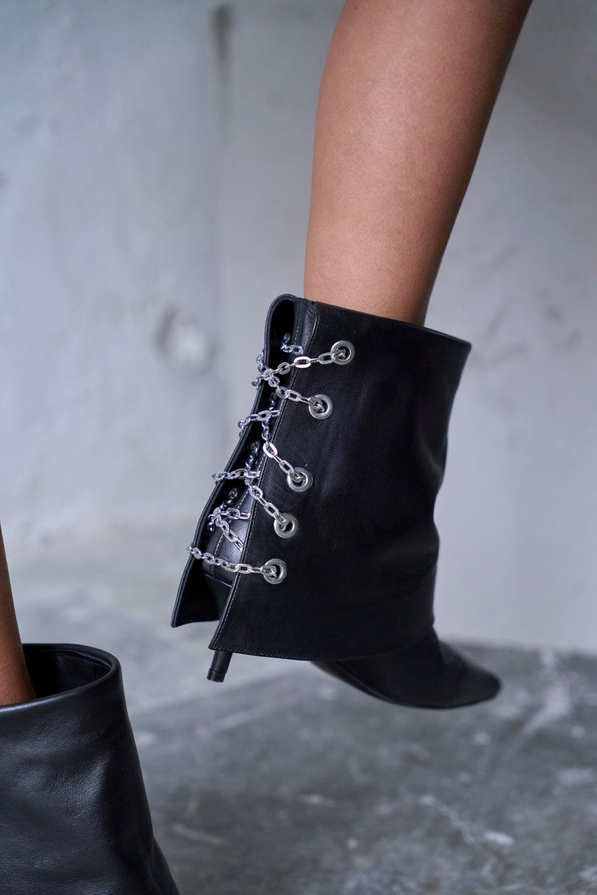 BATUS SİYAH DERİ TOPUKLU BOT