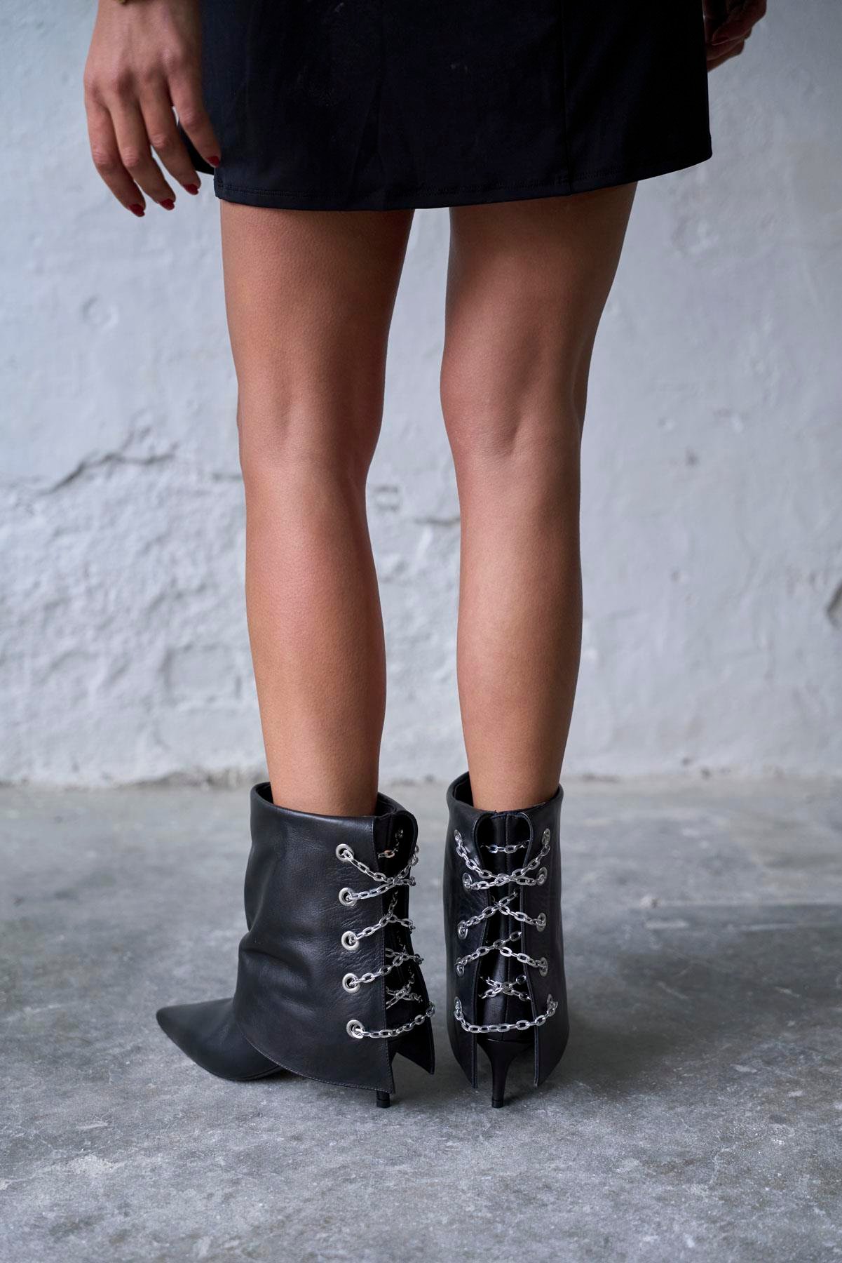 BATUS SİYAH DERİ TOPUKLU BOT