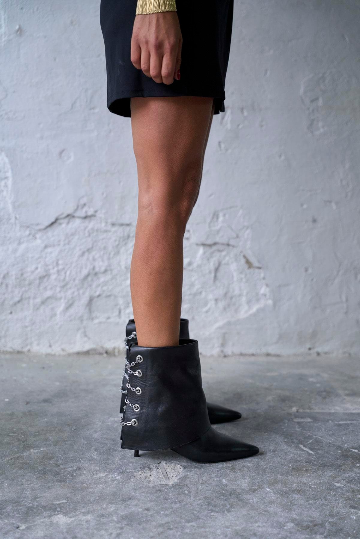 BATUS SİYAH DERİ TOPUKLU BOT