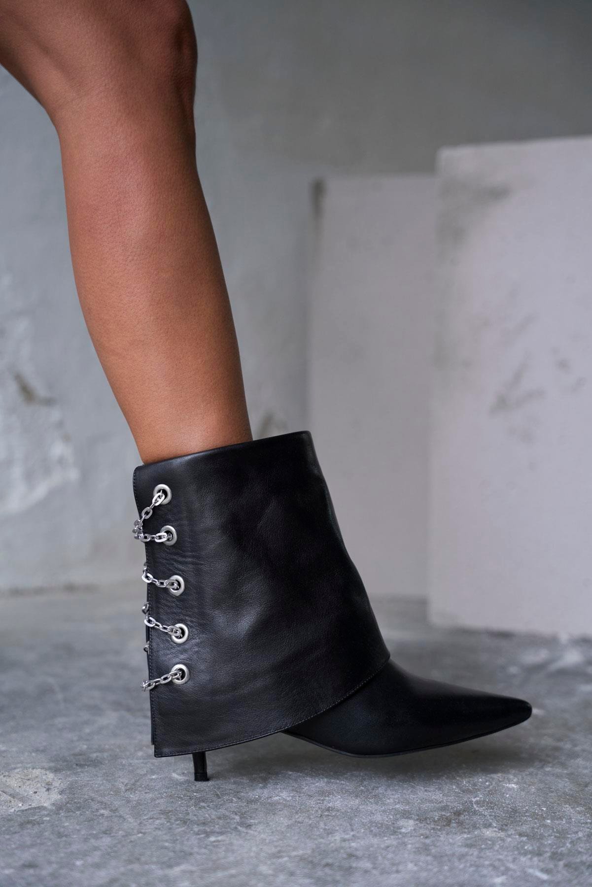 BATUS SİYAH DERİ TOPUKLU BOT