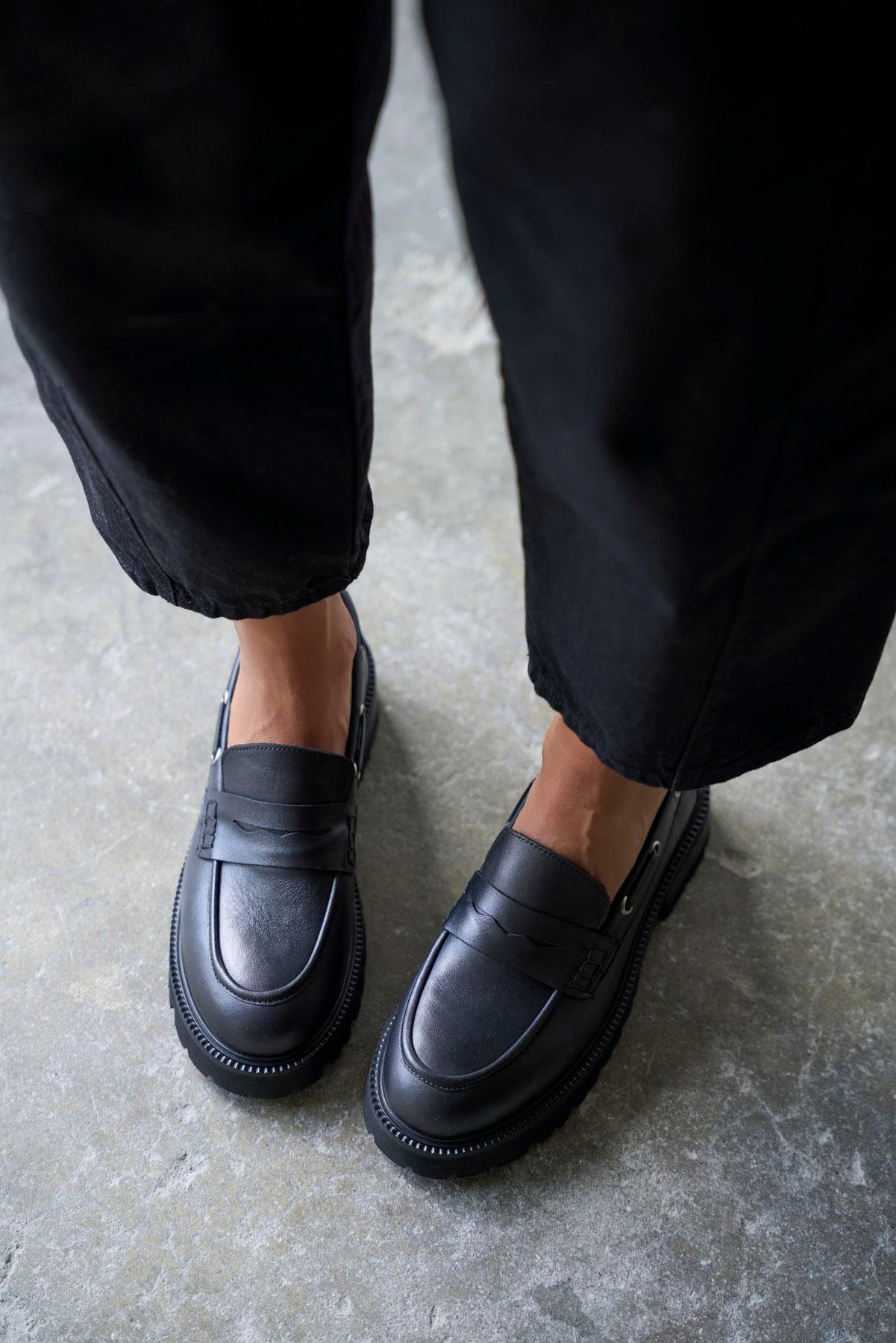 CAUX SİYAH DERİ MAKOSEN