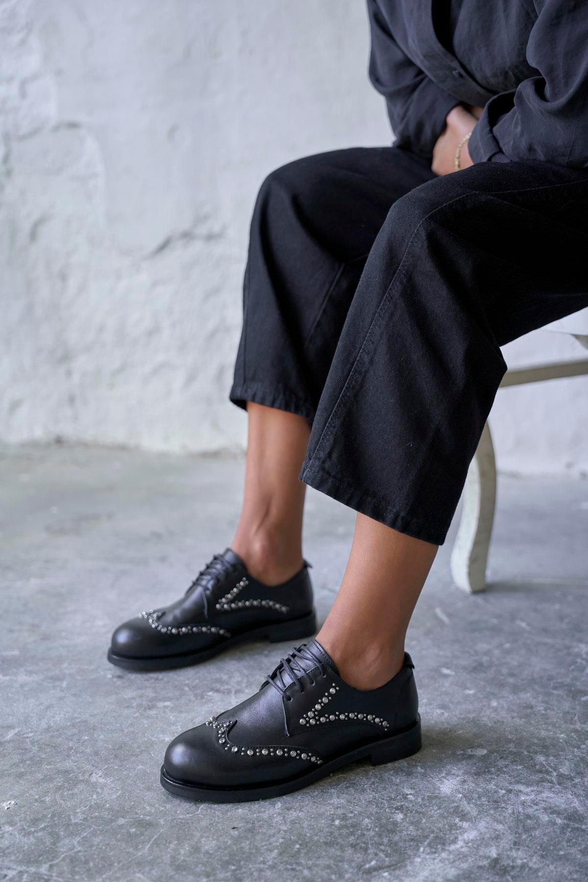 DAFFY SİYAH DERİ MAKOSEN