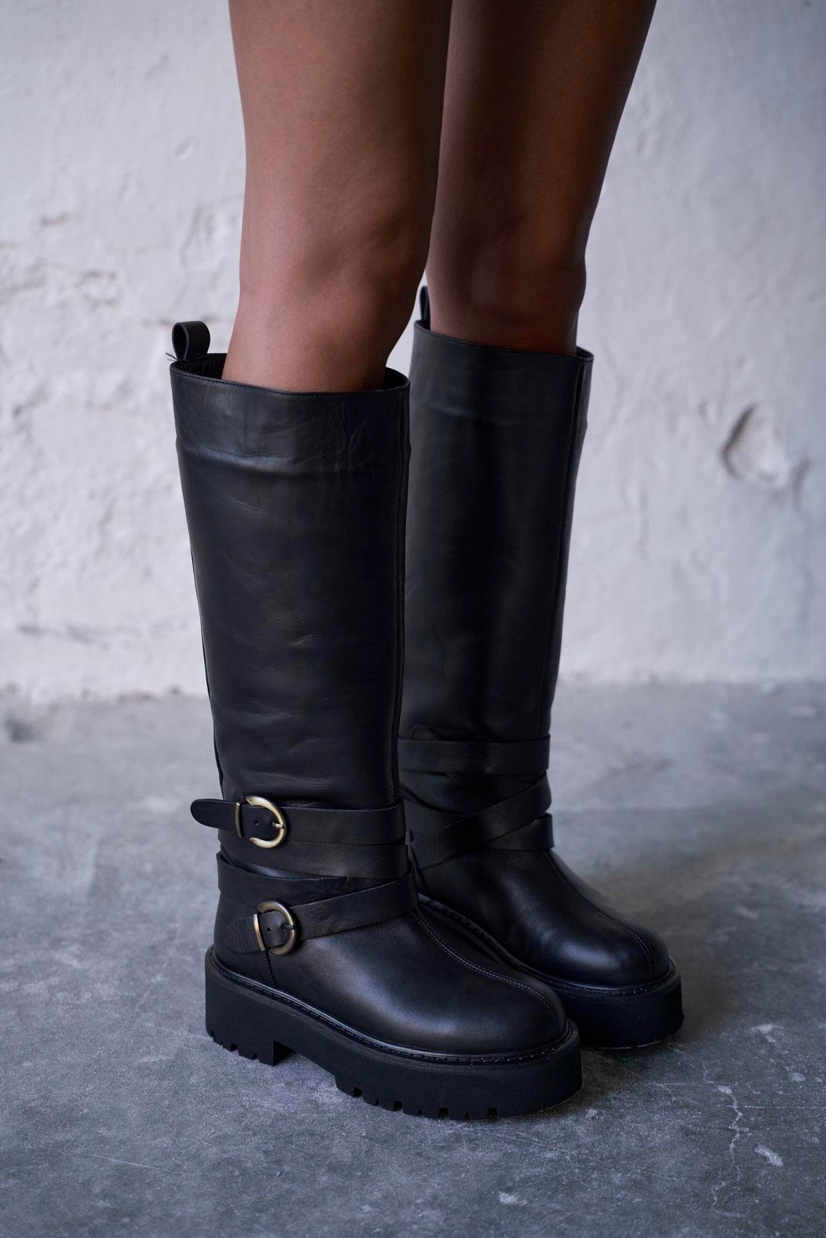 DİSNEA SİYAH DERİ ÇİZME