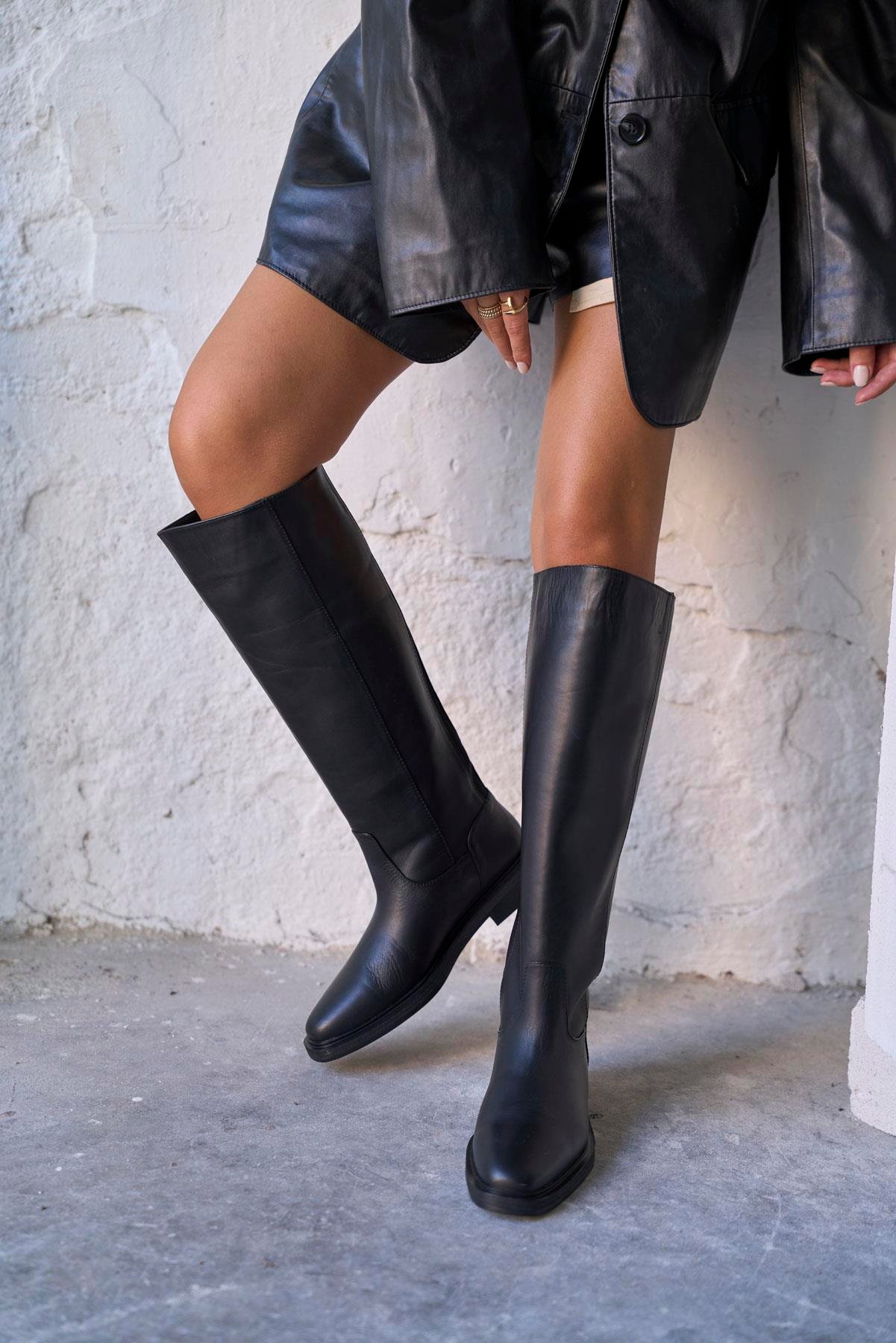 FLOVA SİYAH DERİ ÇİZME