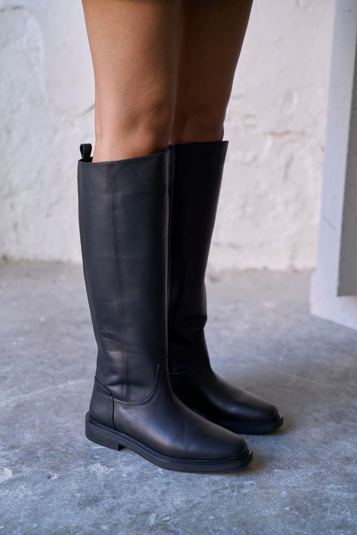 FLOVA SİYAH DERİ ÇİZME