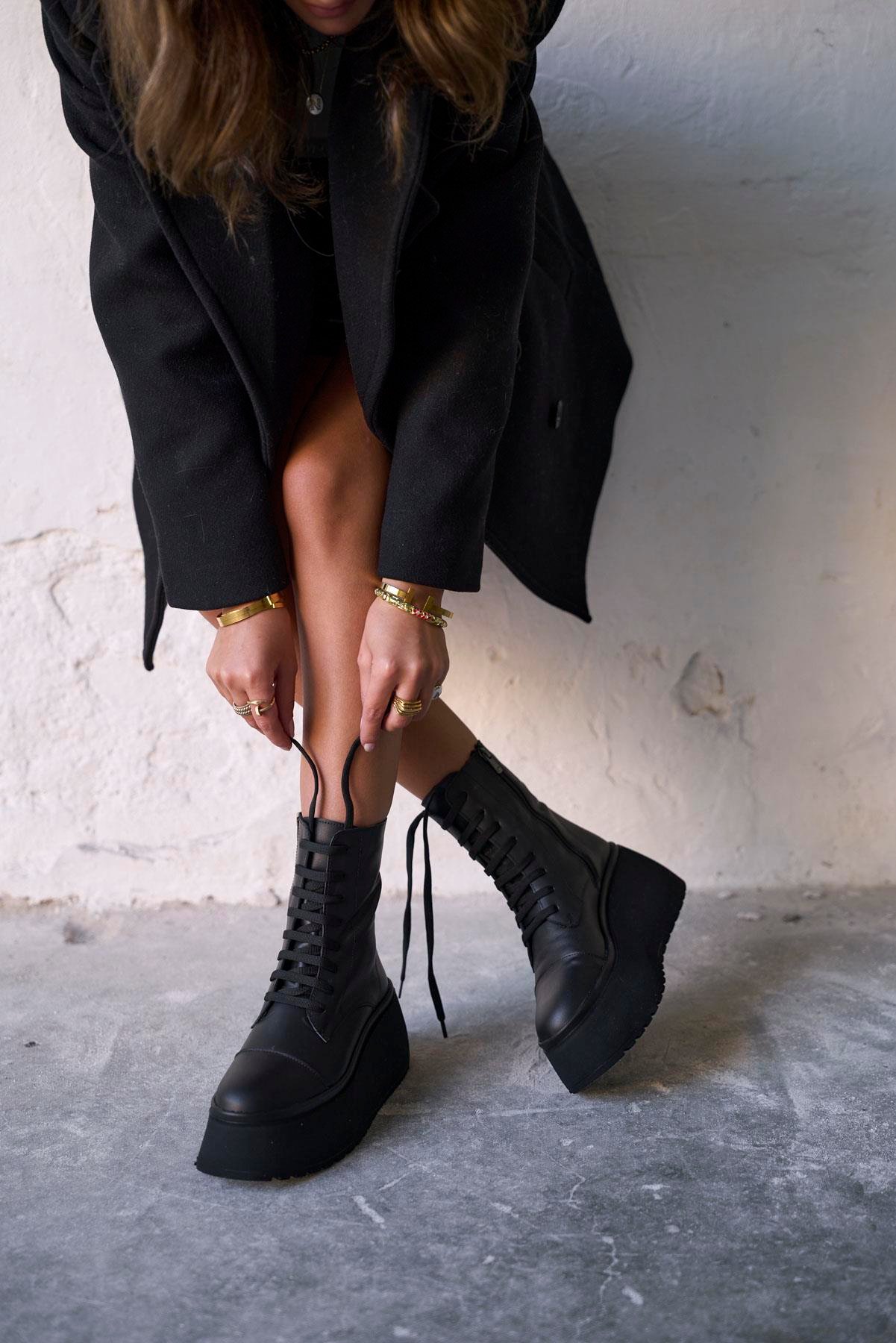 FLOYD SİYAH DERİ POSTAL