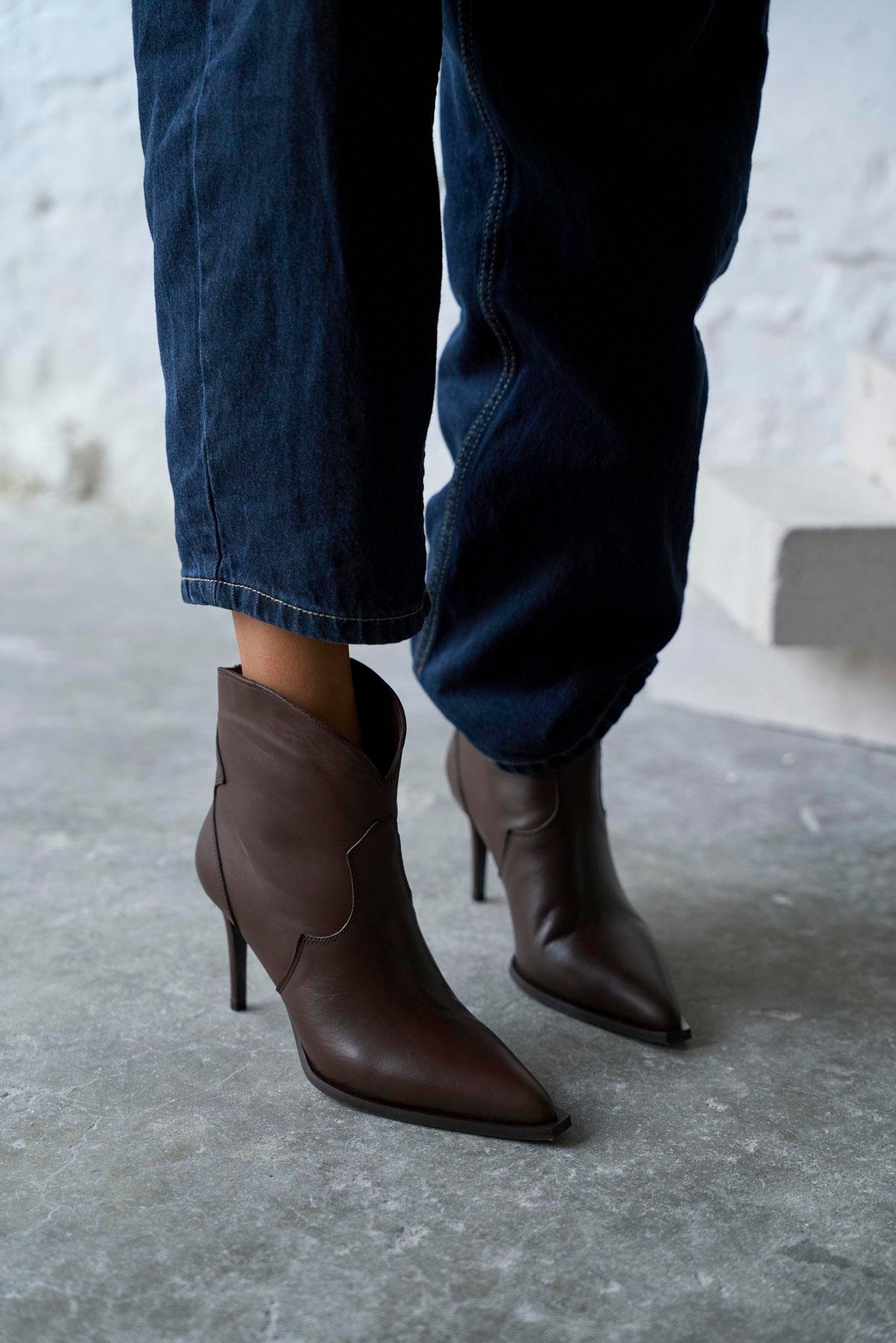 HELLA KAHVE DERİ TOPUKLU BOT