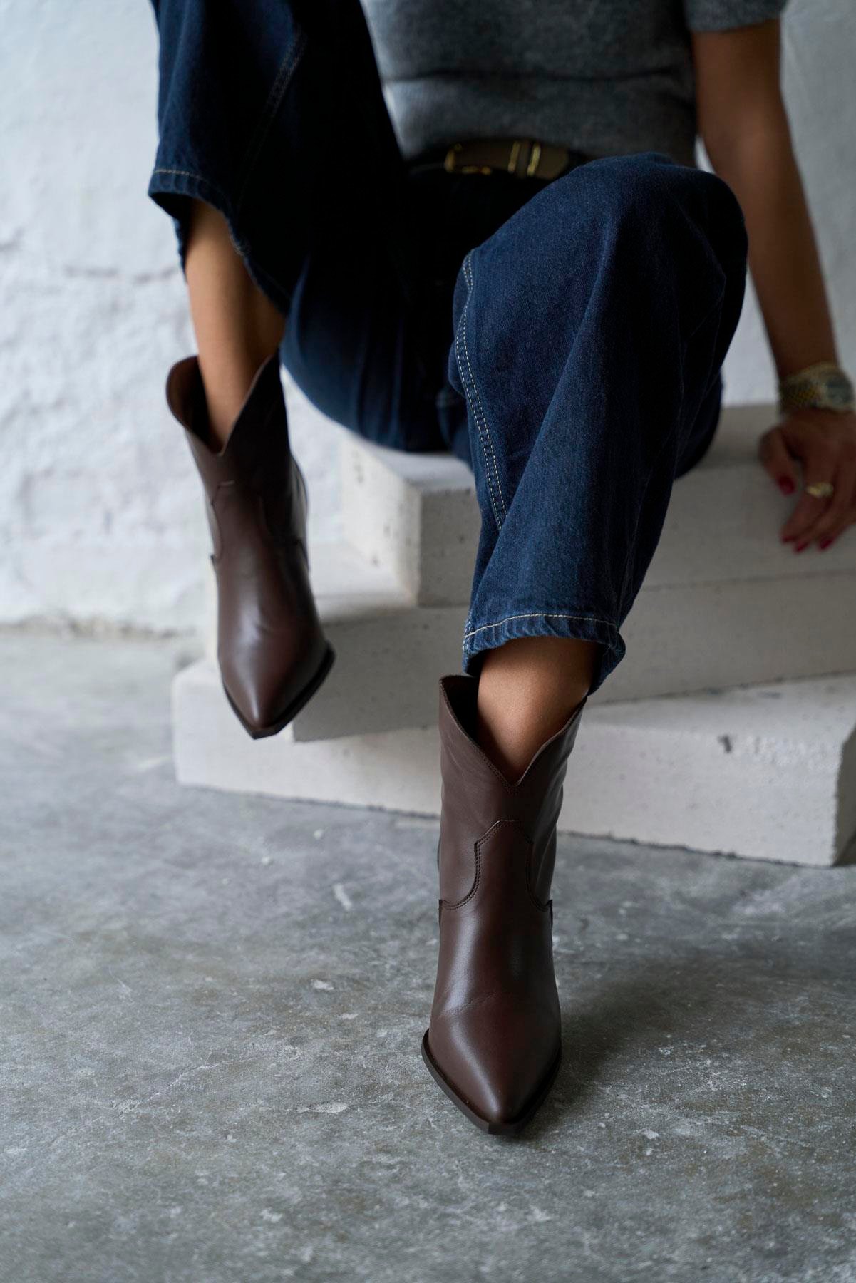 HELLA KAHVE DERİ TOPUKLU BOT