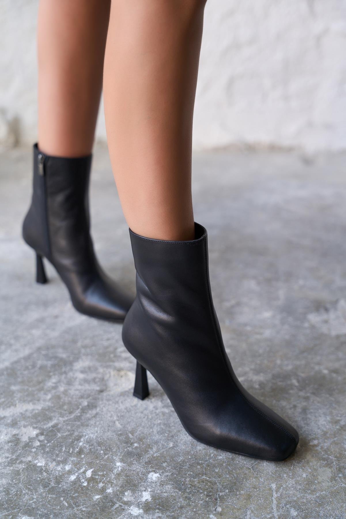 HOLYS SİYAH DERİ TOPUKLU BOT