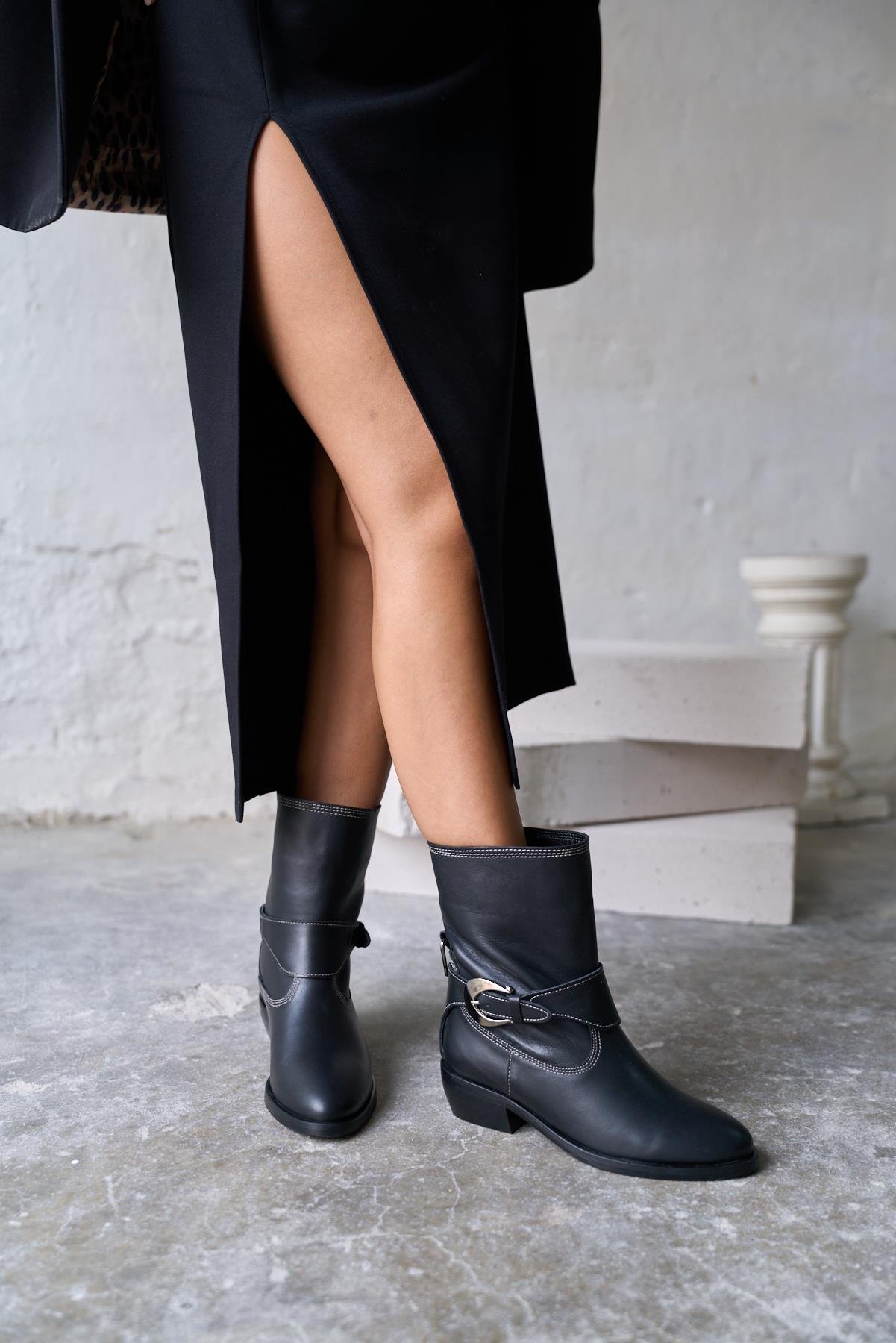 HONO SİYAH DERİ TOPUKLU BOT