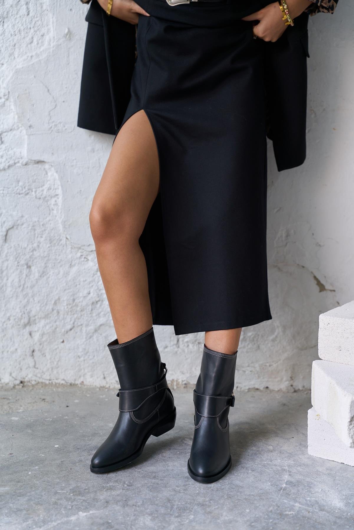 HONO SİYAH DERİ TOPUKLU BOT