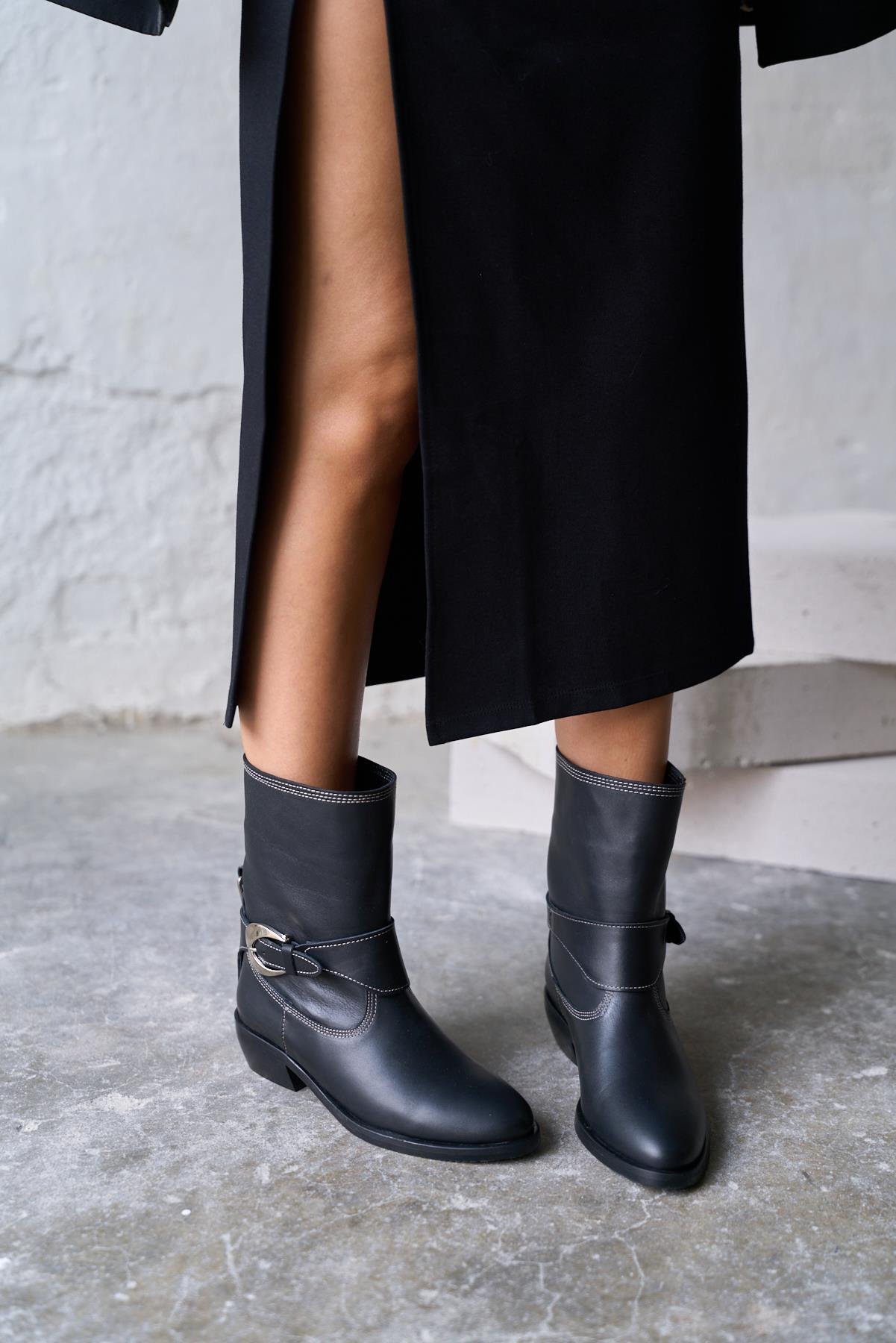 HONO SİYAH DERİ TOPUKLU BOT