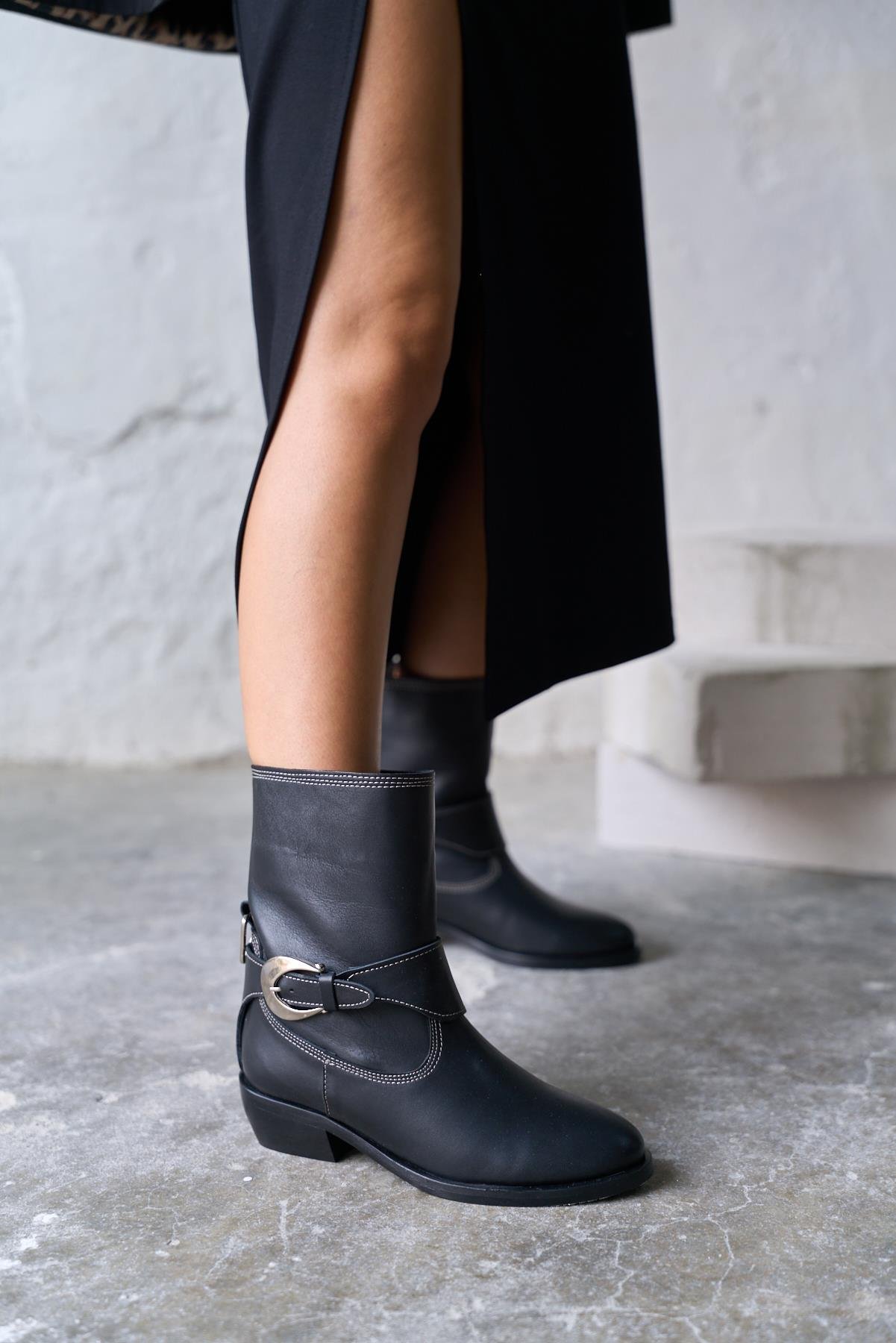 HONO SİYAH DERİ TOPUKLU BOT