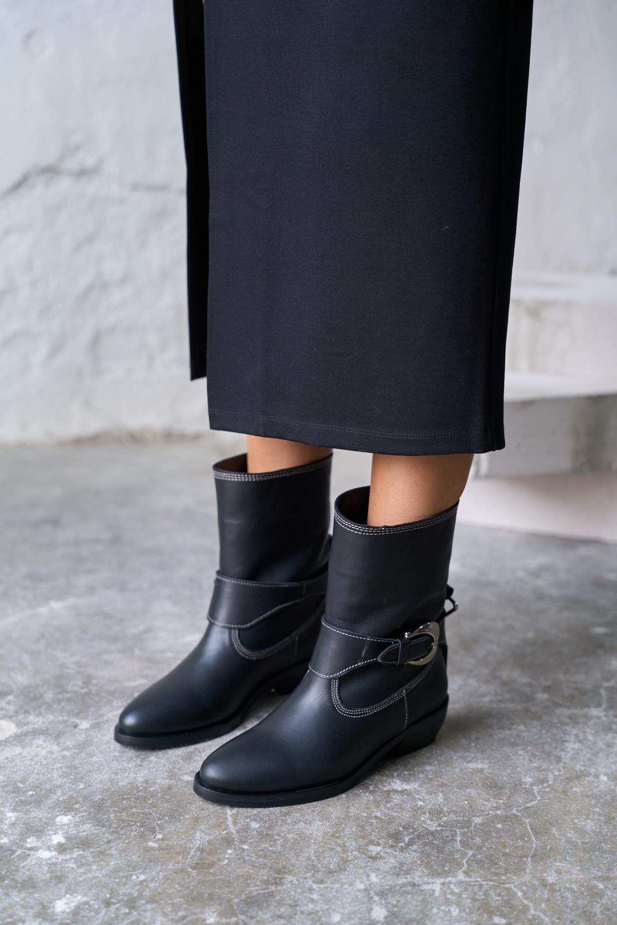 HONO SİYAH DERİ TOPUKLU BOT