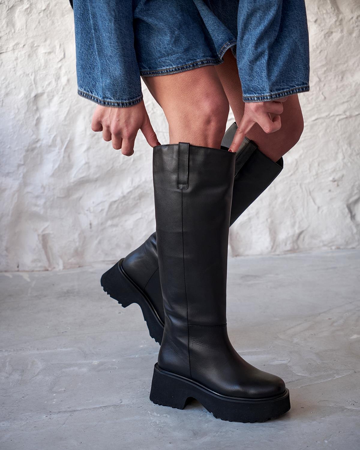 JENA SİYAH DERİ ÇİZME