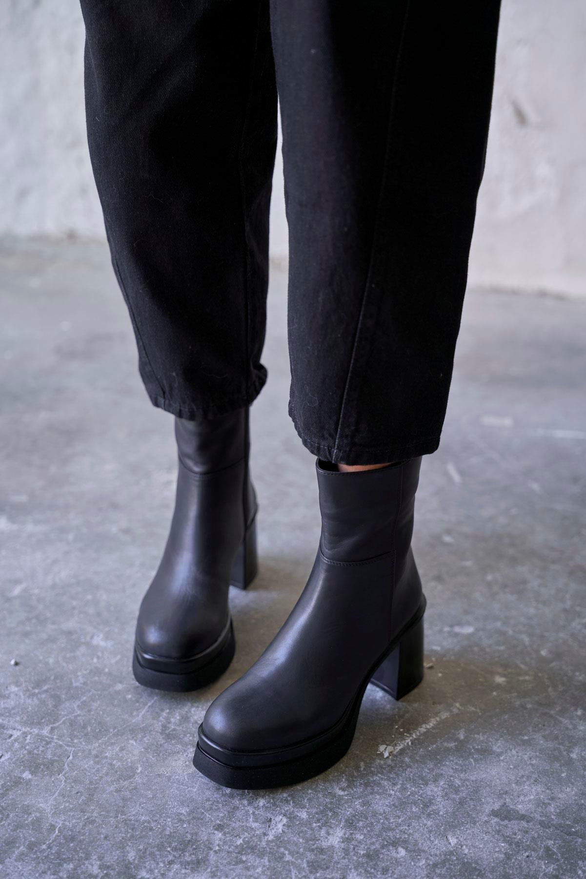 LANE SİYAH DERİ TOPUKLU BOT