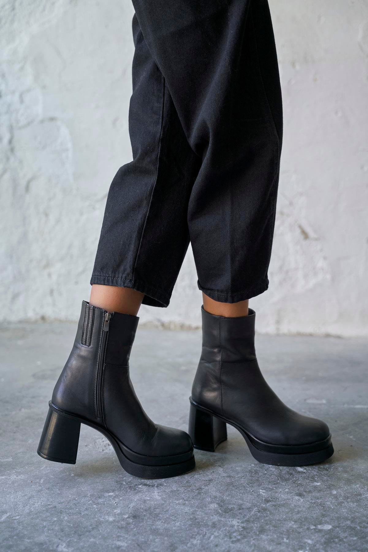 LANE SİYAH DERİ TOPUKLU BOT