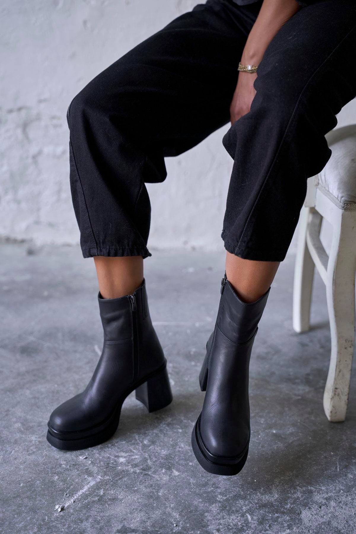 LANE SİYAH DERİ TOPUKLU BOT