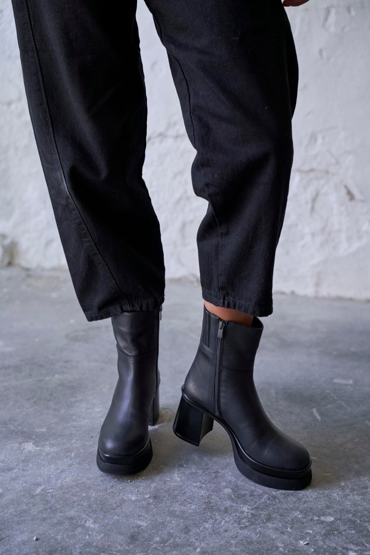 LANE SİYAH DERİ TOPUKLU BOT