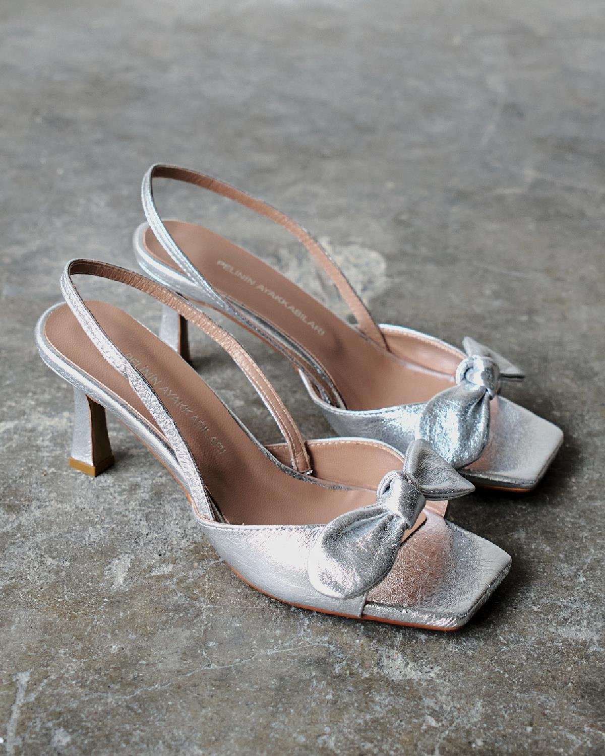 LESETTO GÜMÜŞ DERİ TOPUKLU AYAKKABI 