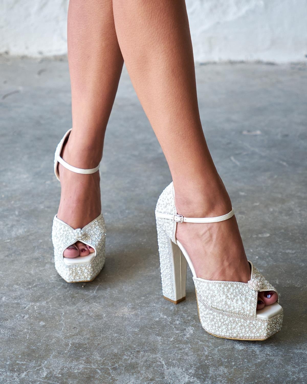 MORA BEYAZ TAŞLI TOPUKLU AYAKKABI