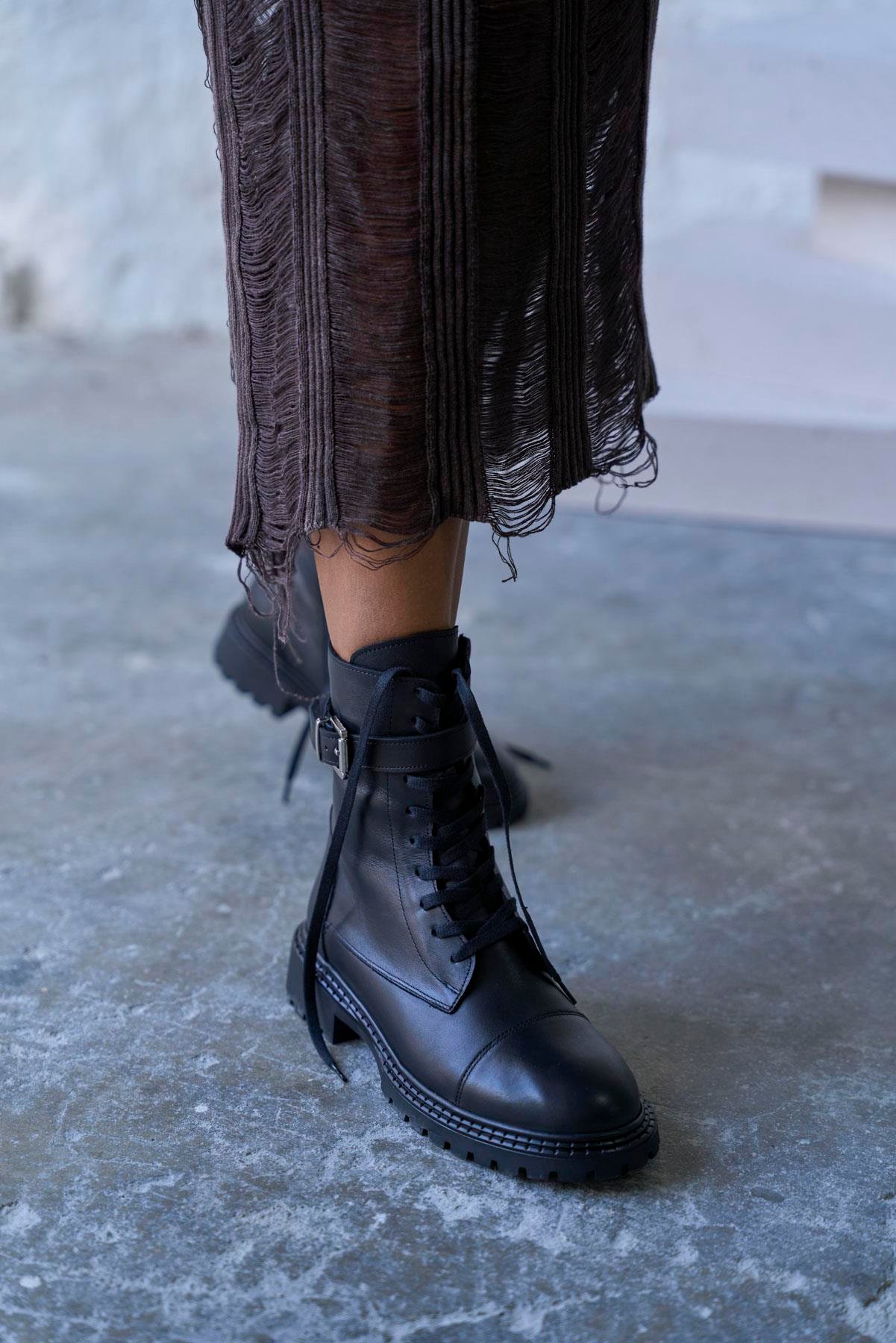 PLONES SİYAH DERİ BOT