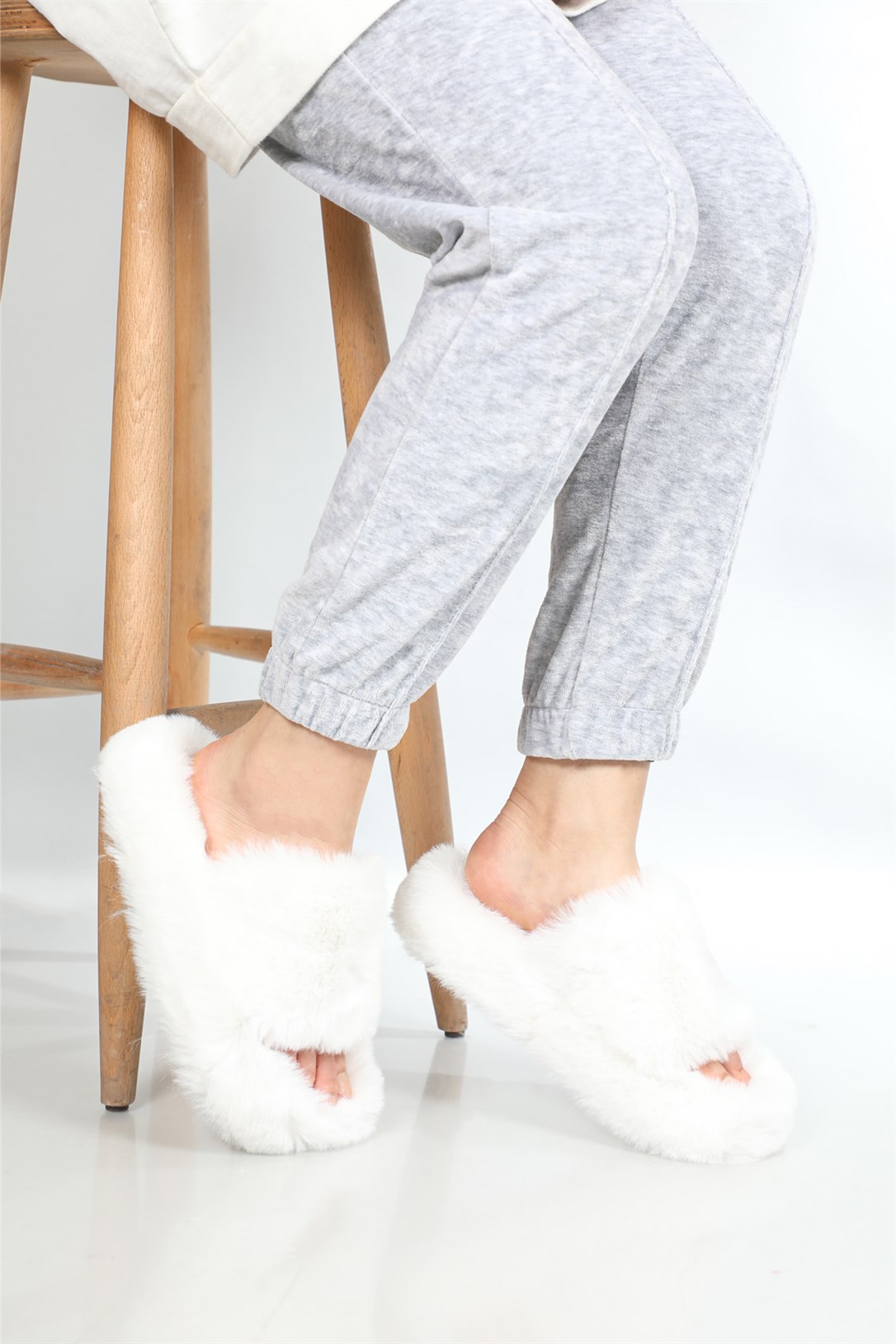 Ev İçi Yumuşak Hafif Tüylü Beyaz Kadın Terlik Furry Kadın Kışlık Ev Terliği Carla Bella Carla Bella Furry Kadın Terlik